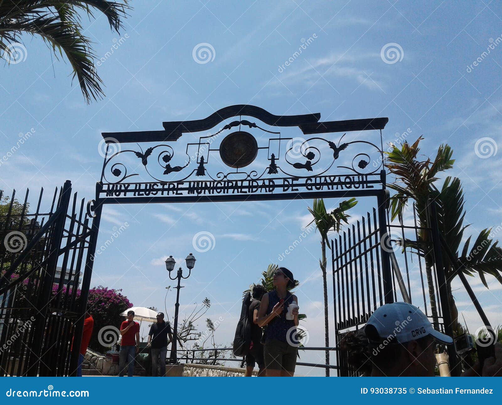 Custodio Espere Granjero Vieja Puerta Del Hierro En La Ciudad De Guayaquil Imagen editorial - Imagen  de guayaquil, ecuador: 93038735