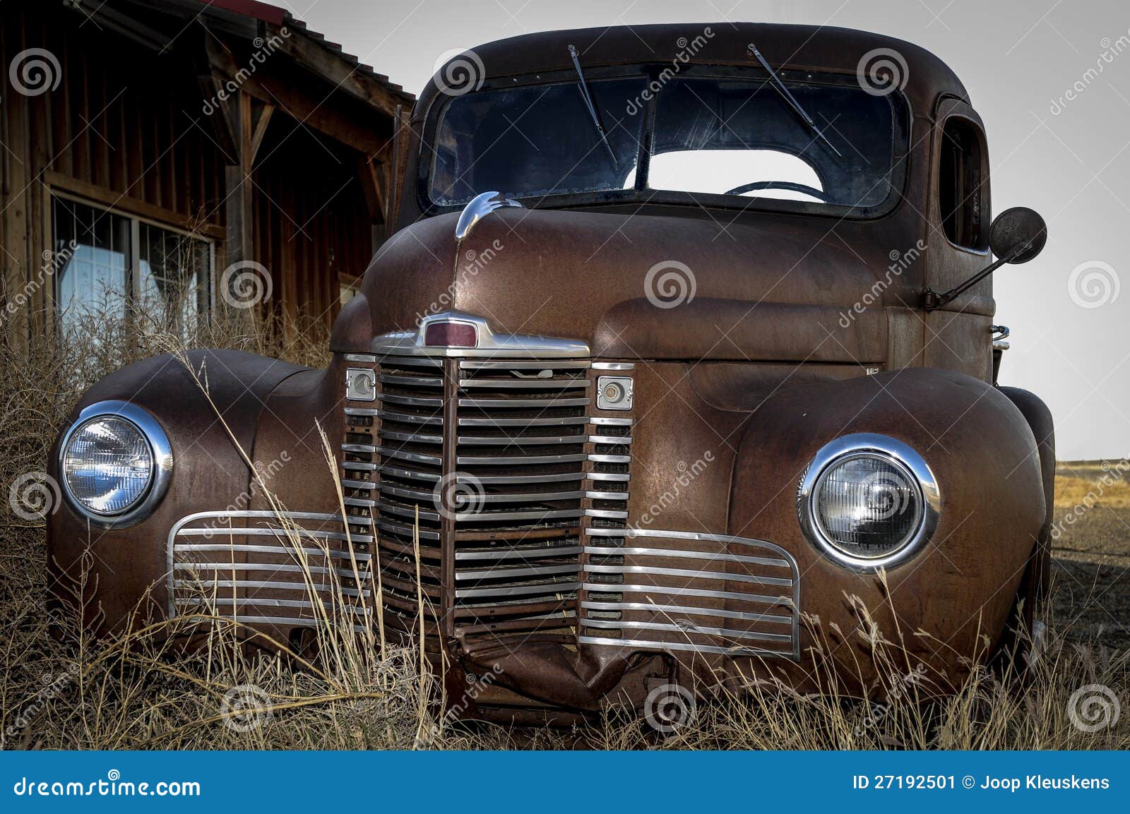 Vieja ruina del coche. Vieja ruina abandonada del coche antiguo a lo largo de la ruta 66