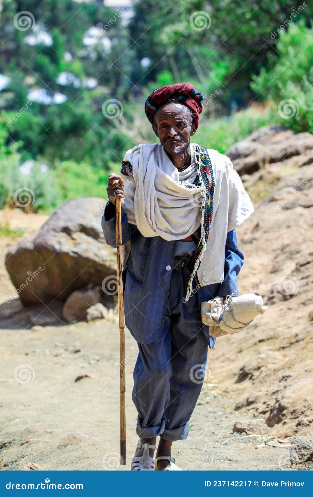 Viejo Etíope Pobre Hombre Yendo a La Iglesia Para Rezar Fotografía  editorial - Imagen de aborigen, gente: 237142217