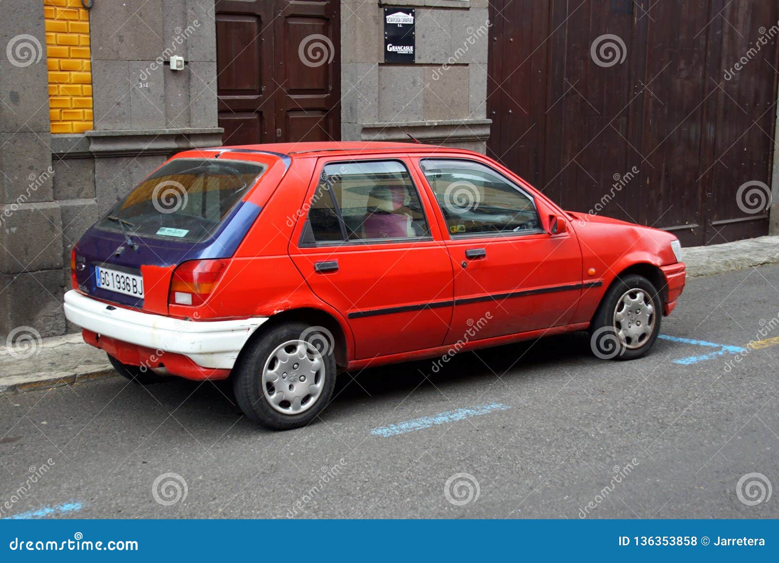 Agresivo Desviarse marido Viejo Ford Fiesta rojo foto de archivo editorial. Imagen de automotor -  136353858