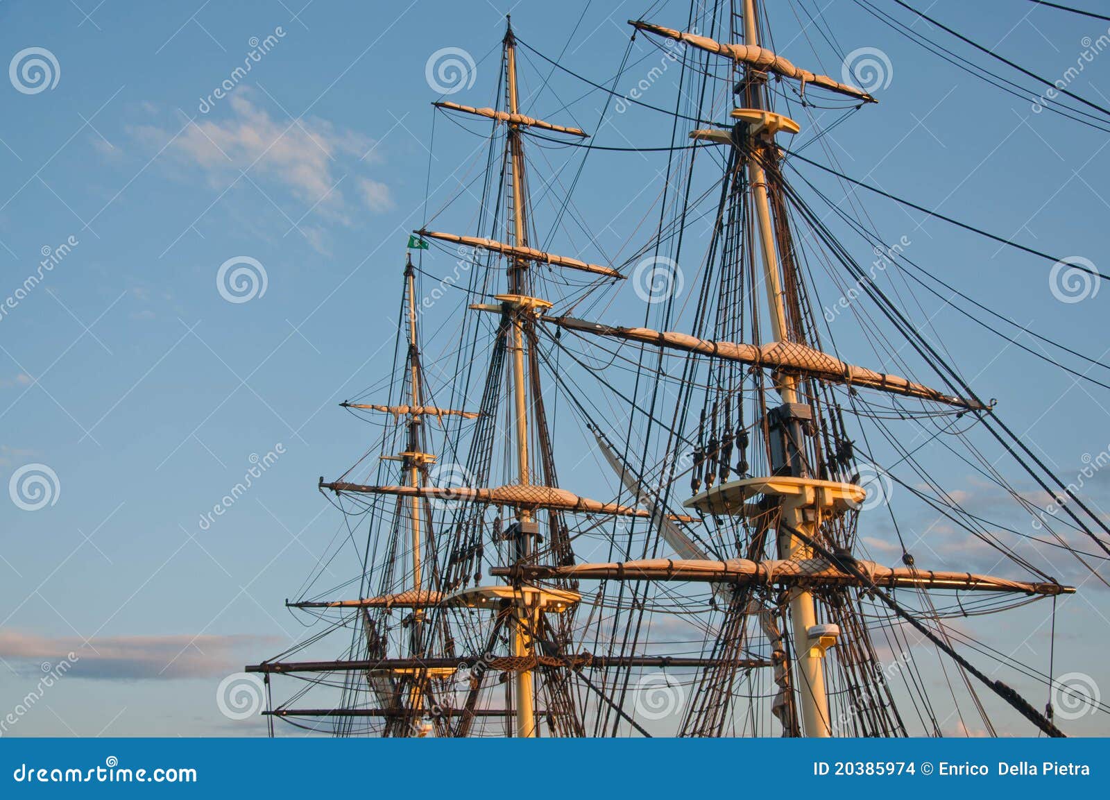 Viejo galleon y puerto viejo en los massachusets los E.E.U.U. de Salem