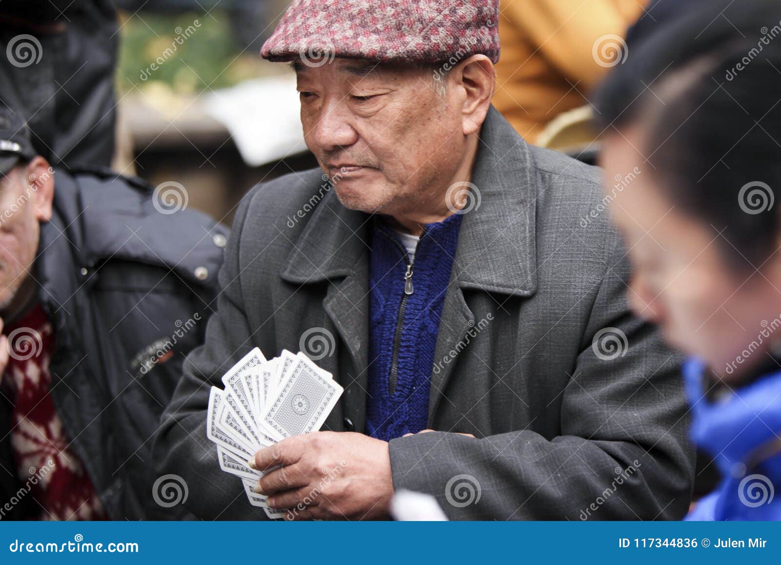 Viejo Hombre Chino Con La Boina editorial - Imagen de tarjeta, 117344836