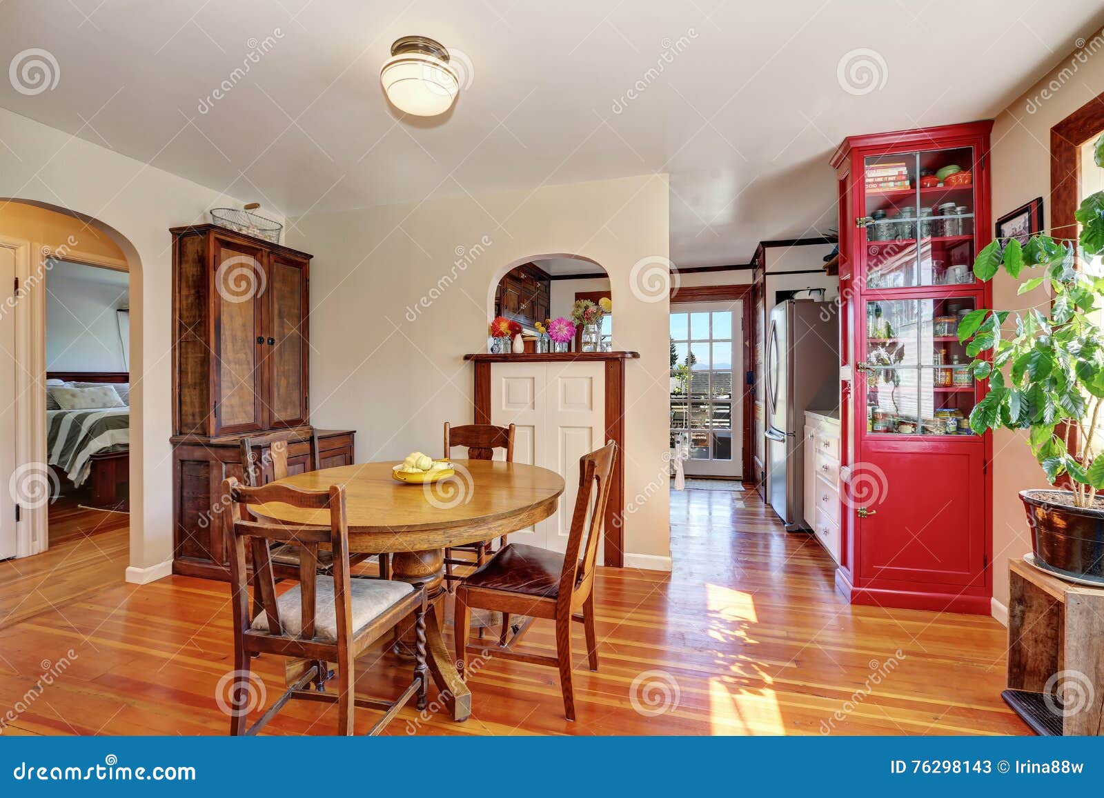 Viejo Interior De La Casa Comedor Con Muebles Antiguos Imagen de ... Viejo Interior De La Casa Comedor Con Muebles Antiguos Imagen de ...