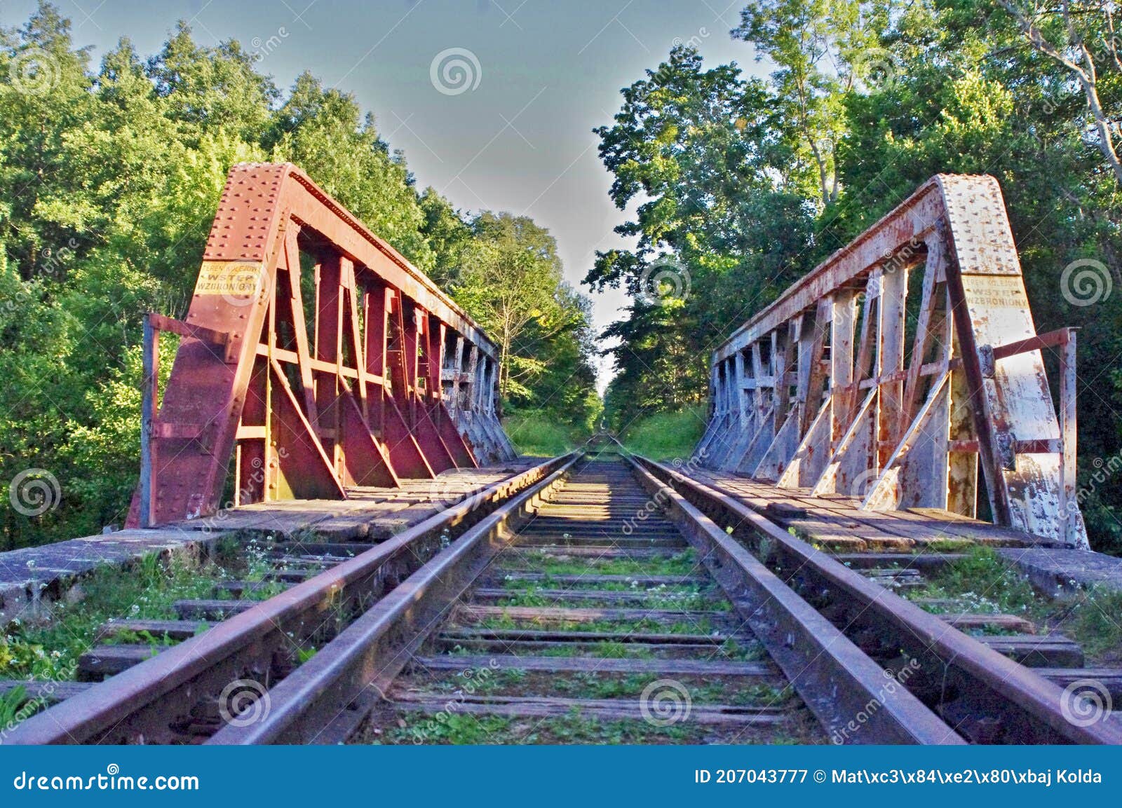 Viejo puente ferroviario oxidado en polonia cerca de la base militar de mamierky.