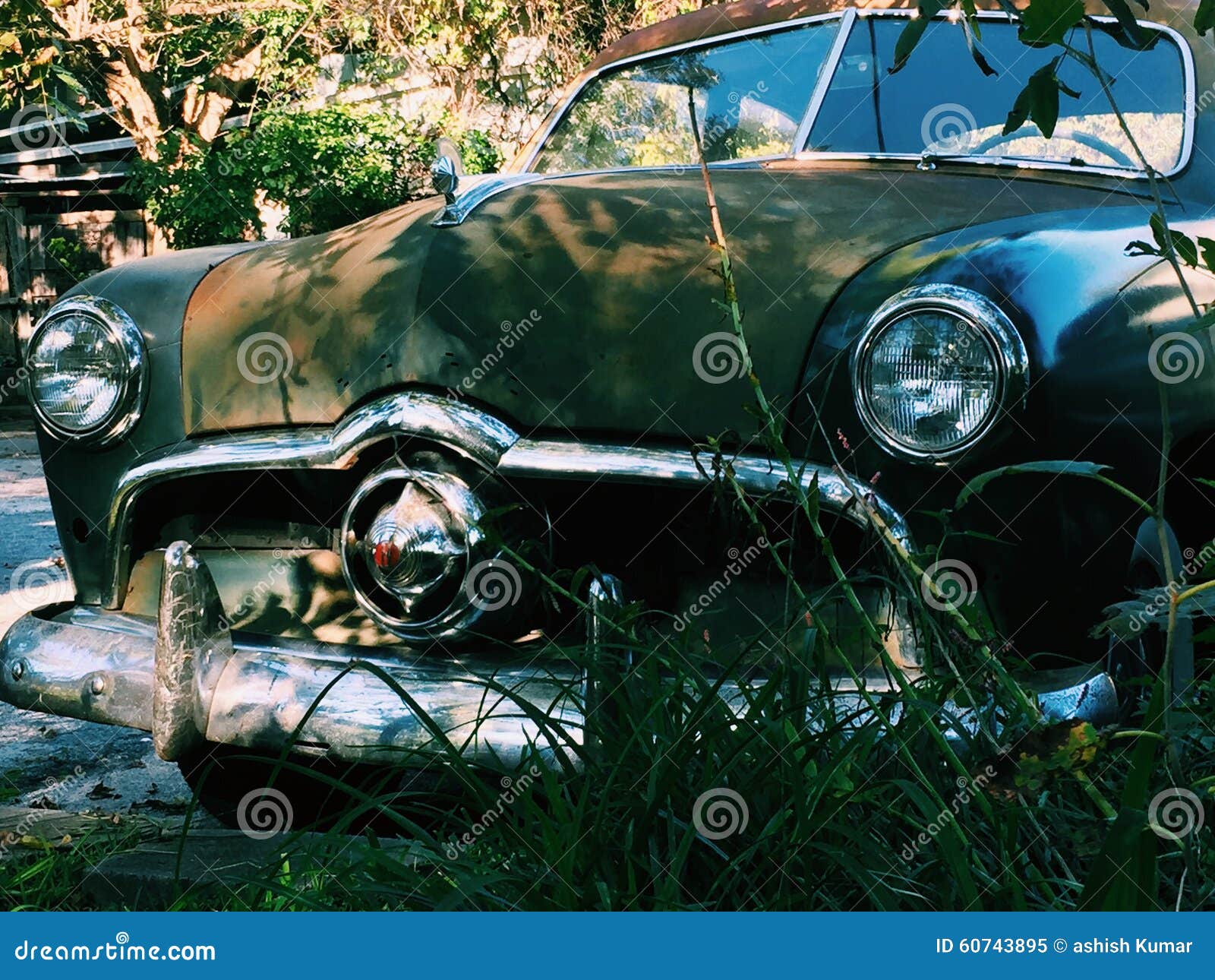 Viejo vintage del vado. Coche viejo del vintage del coche del vado en desguace