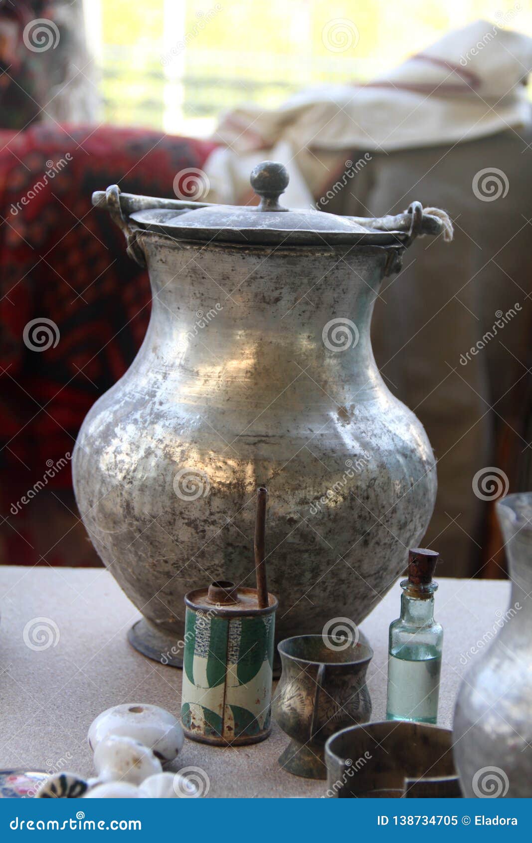 Viejos Objetos Antiguos En El Bazar Venta de archivo - Imagen de turco, decorativo: 138734705