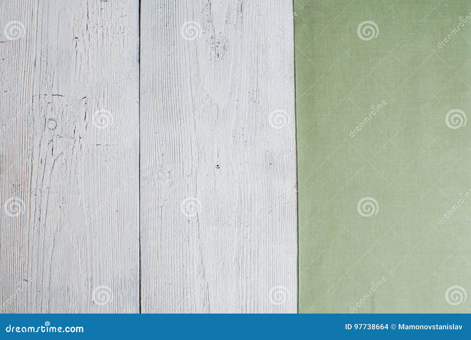Viejos tableros garrapateados dilapidados, una superficie de madera con p agrietado. Viejos tableros garrapateados dilapidados, una superficie de madera con la pintura agrietada y cubierta con un mantel de lino