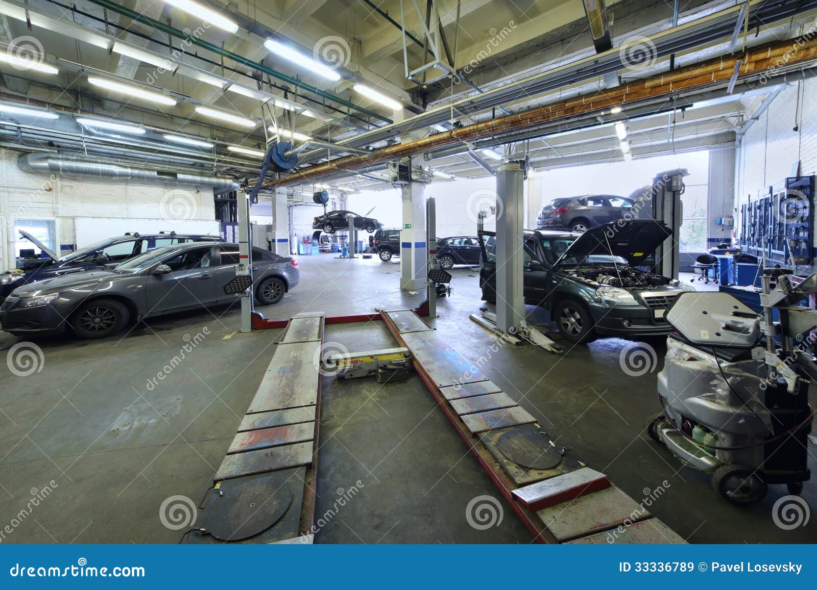 Viele Autos Stehen in Der Autogarage Mit Spezieller Ausrüstung