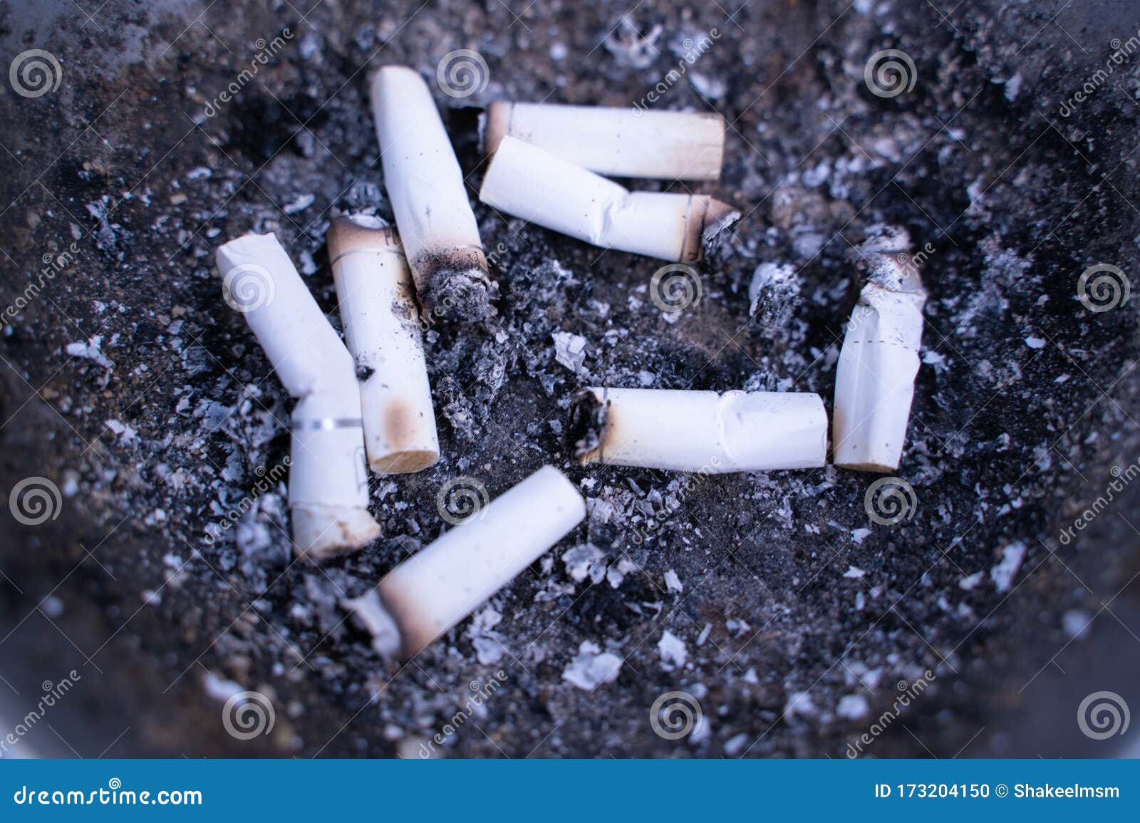 großer Aschenbecher voller viele Zigarettenkippen Stockfotografie