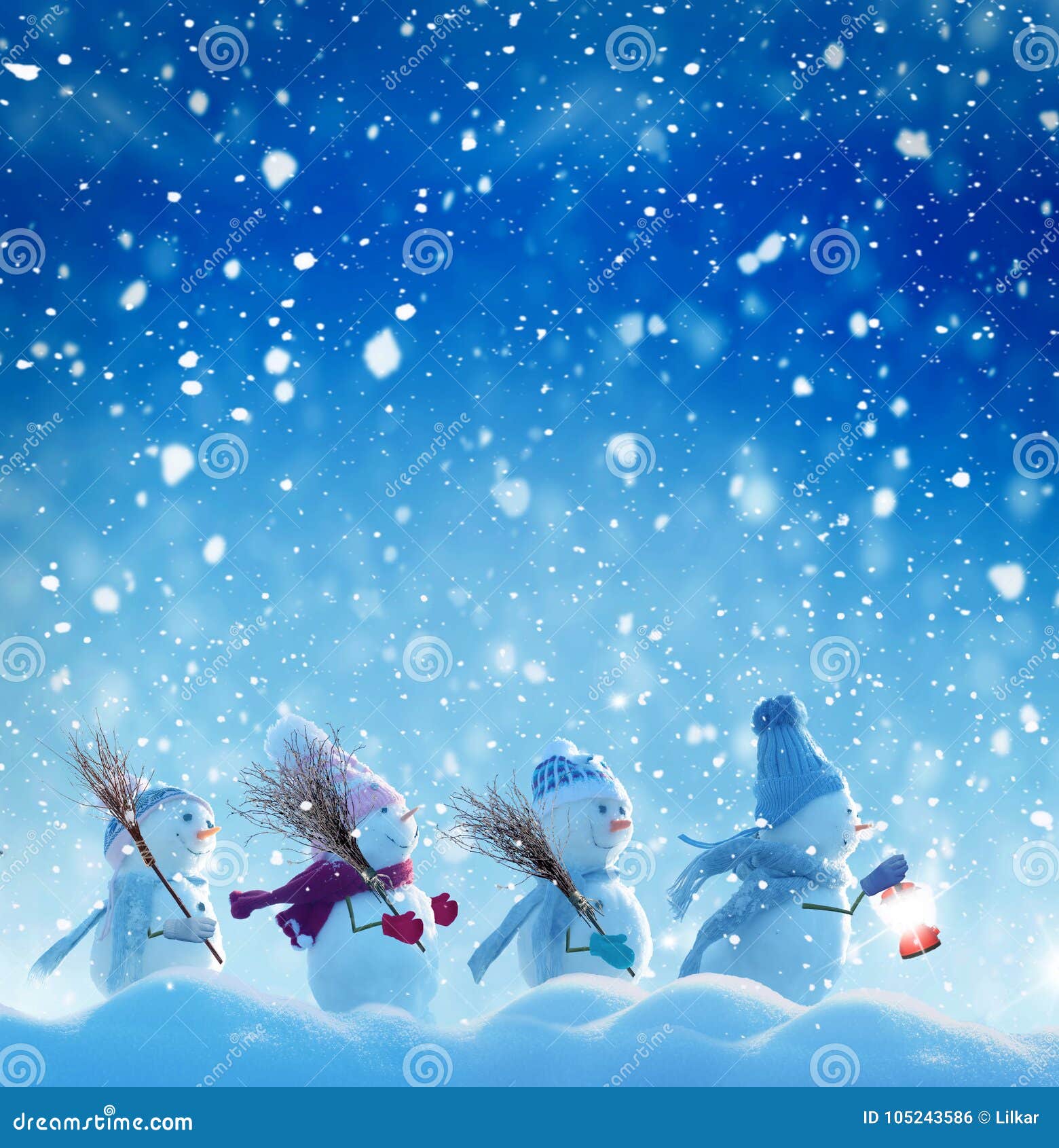 Viele Schneemänner, Die in Der Winter Weihnachtslandschaft Stehen ...