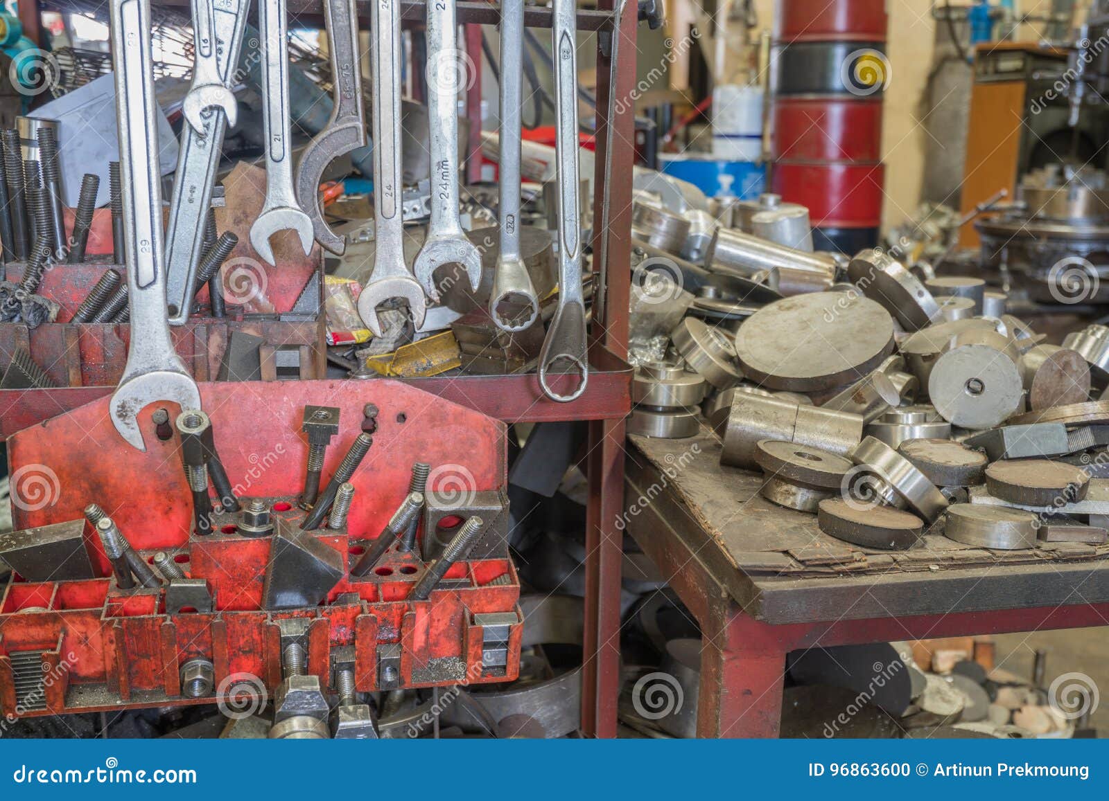 Viele Von Schlüsselfall Auf Metallaufhänger, Unordentliche Werkzeuge am  Hintergrund Stockfoto - Bild von eisen, wartung: 96863600