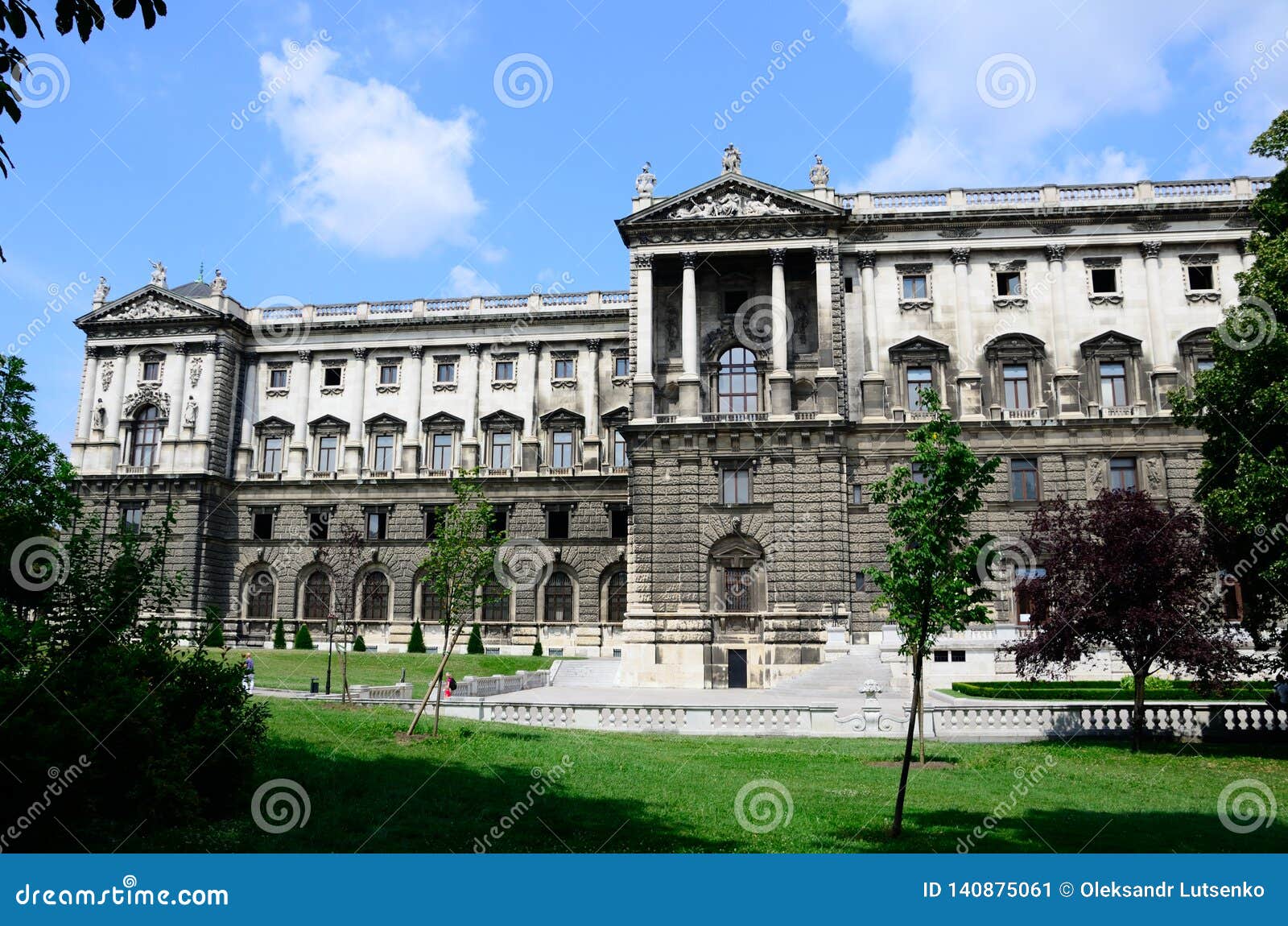 Viena, Áustria - 15 de julho de 2013: Jardim de Burggarten Viena & casa de palma