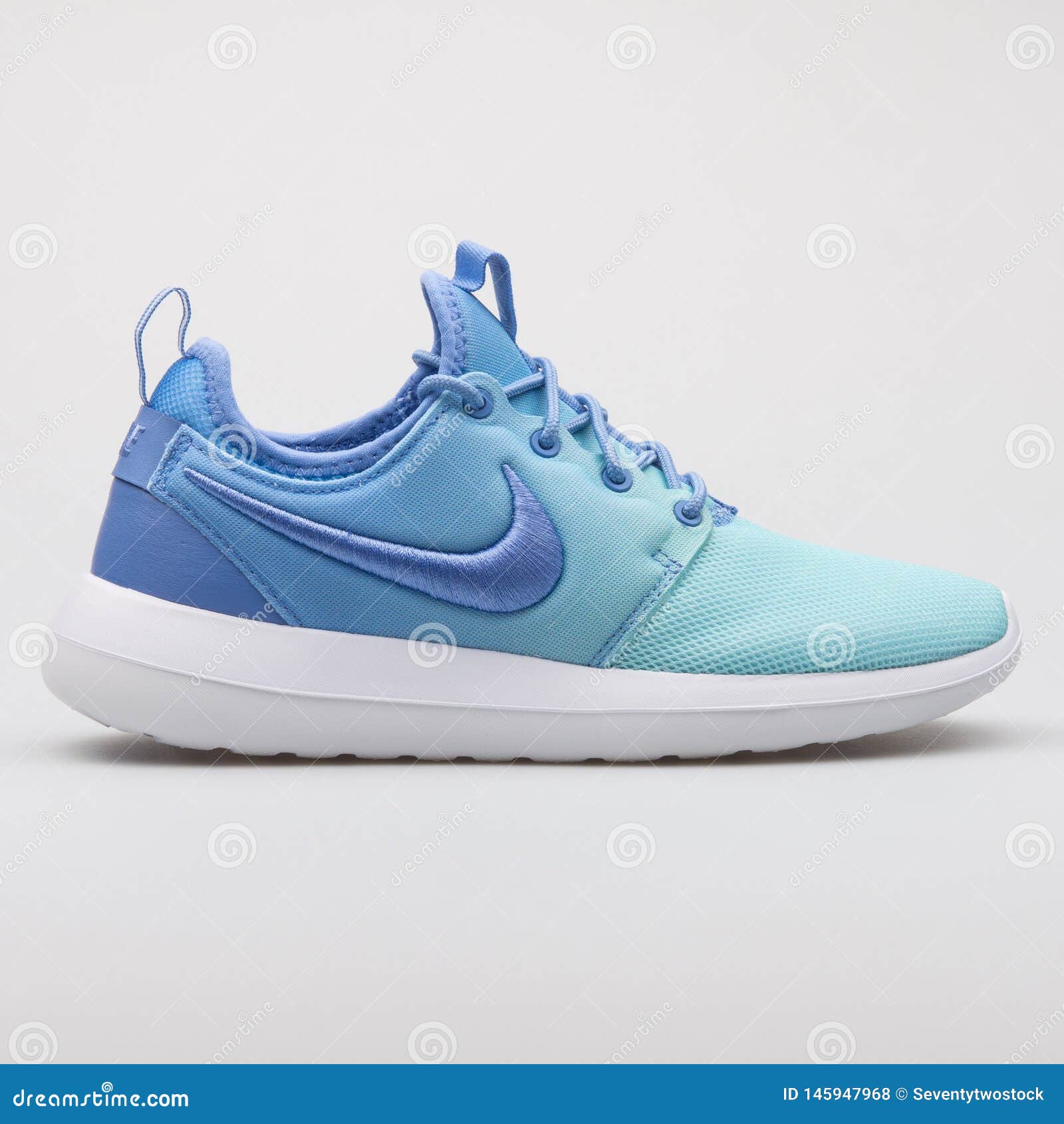 altura novia Nacarado Nike Roshe Two BR Blue Sneaker Editorial Stock Photo - Image of sneakers,  side: 145947968