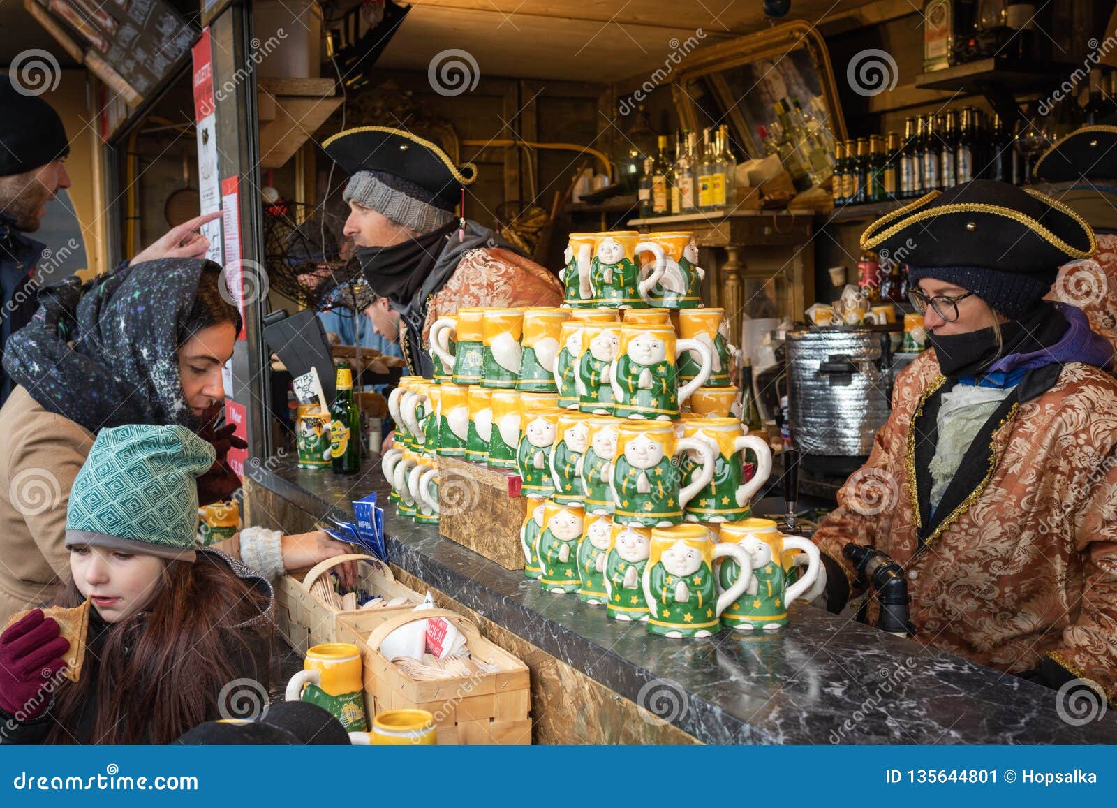 People Buying Hot Drinks at Christmas Market in Vienna Editorial Photo -  Image of austria, background: 135644801