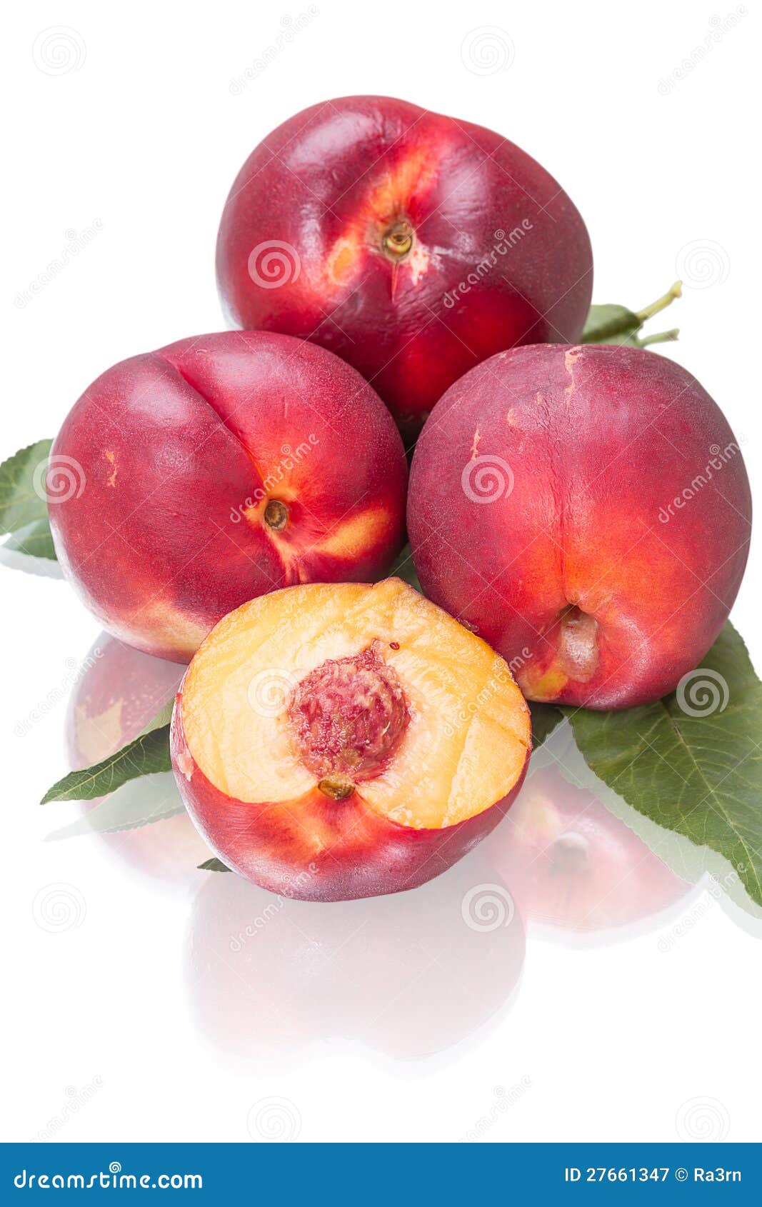 Vier nectarines op wit stock afbeelding. Image of nectarines 27661347