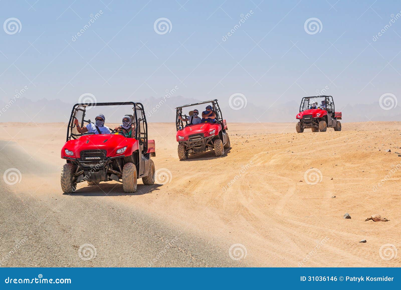 Viererkabelreise auf der Wüste nahe Hurghada. Viererverseilen Sie Reise auf der Wüste nahe Hurghada am 16. April 2013. Wüstensafari ist eine der lokalen hauptsächlichTouristenattraktion in Ägypten.