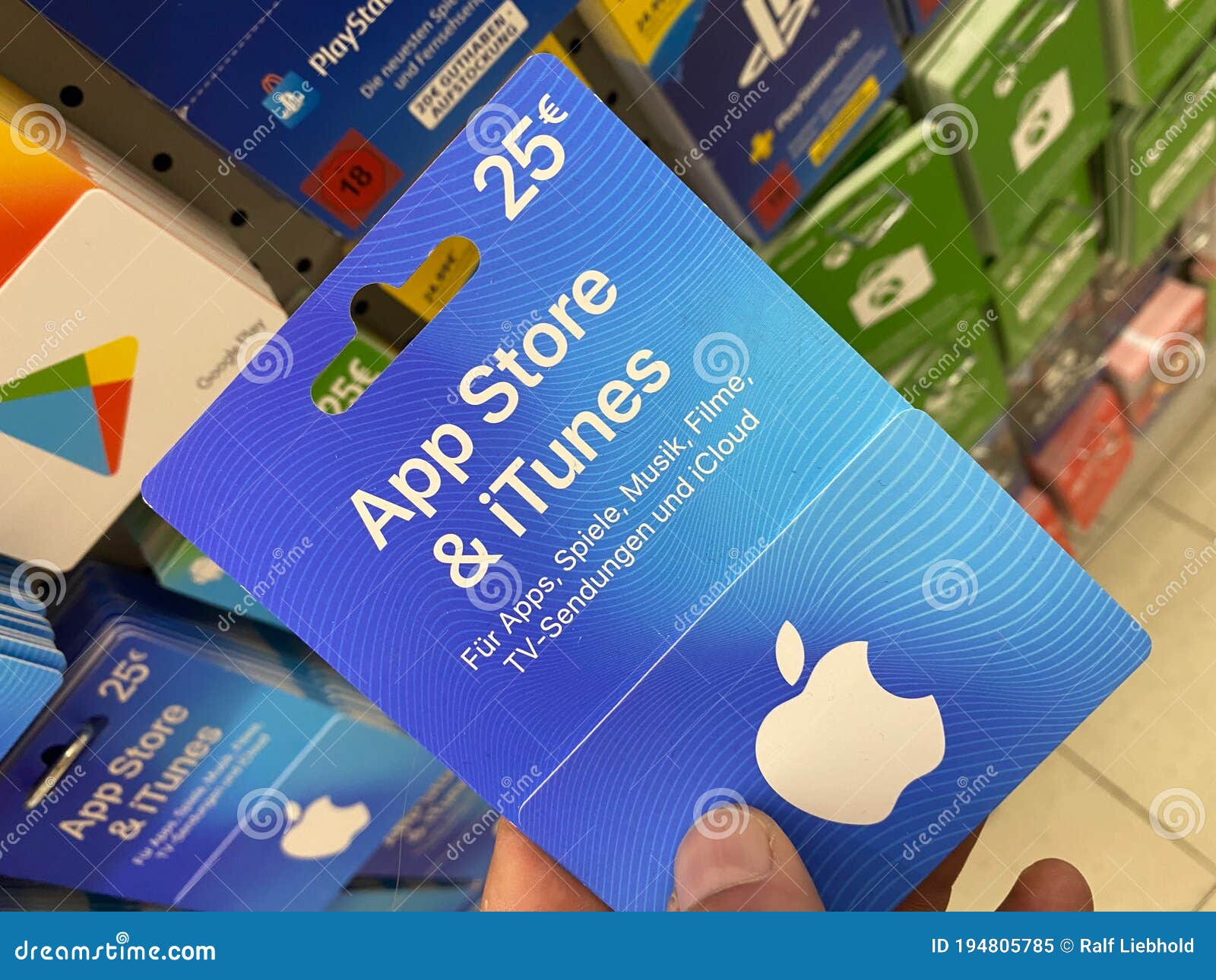 Viersen, Germany - June 9. 2021: Closeup of Apple app store iTunes and  Google Play voucher gift Cards in a row in shelf of german shop (Focus on  cente Stock Photo - Alamy