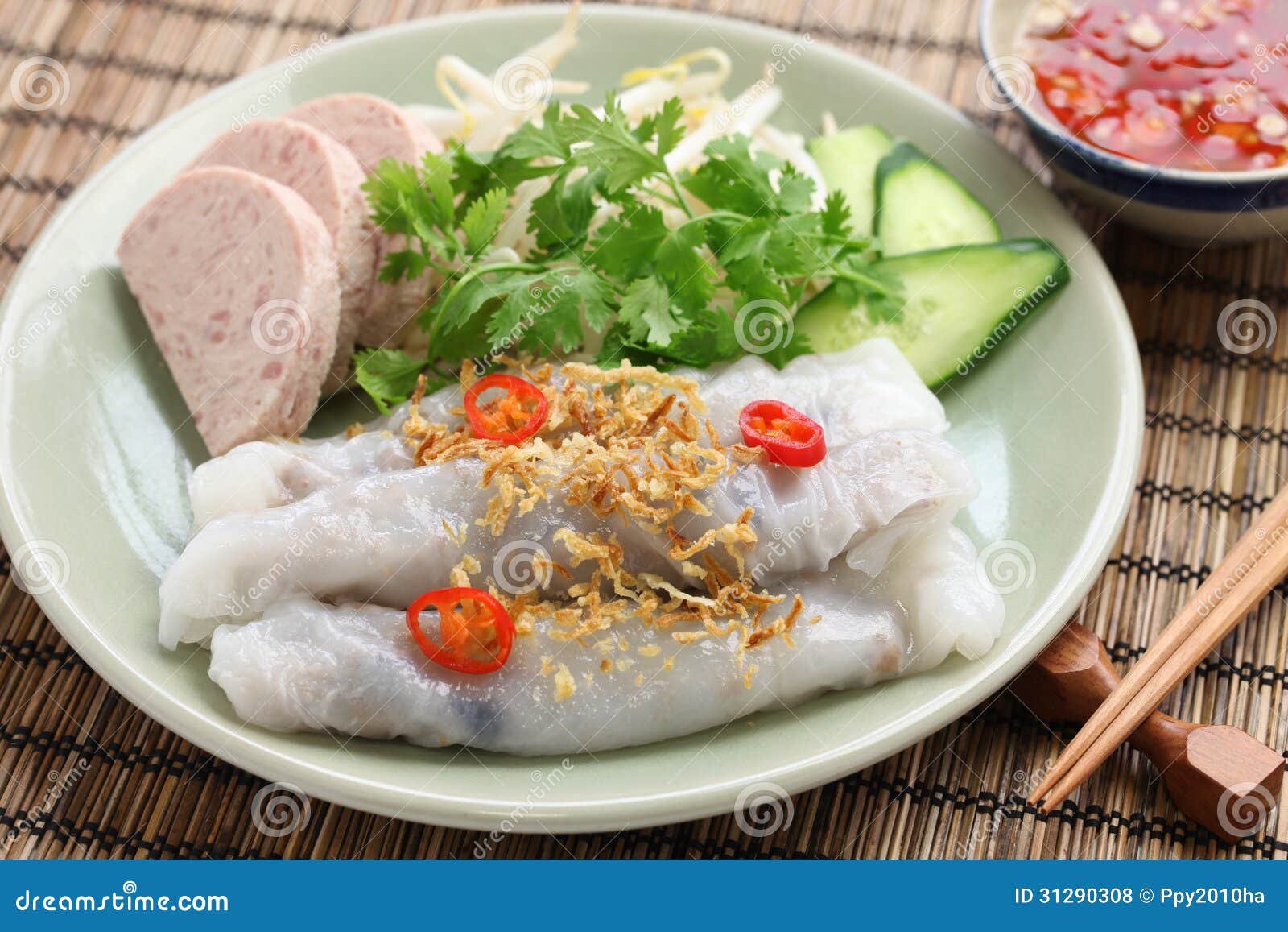 vietnamese steamed rice noodle roll