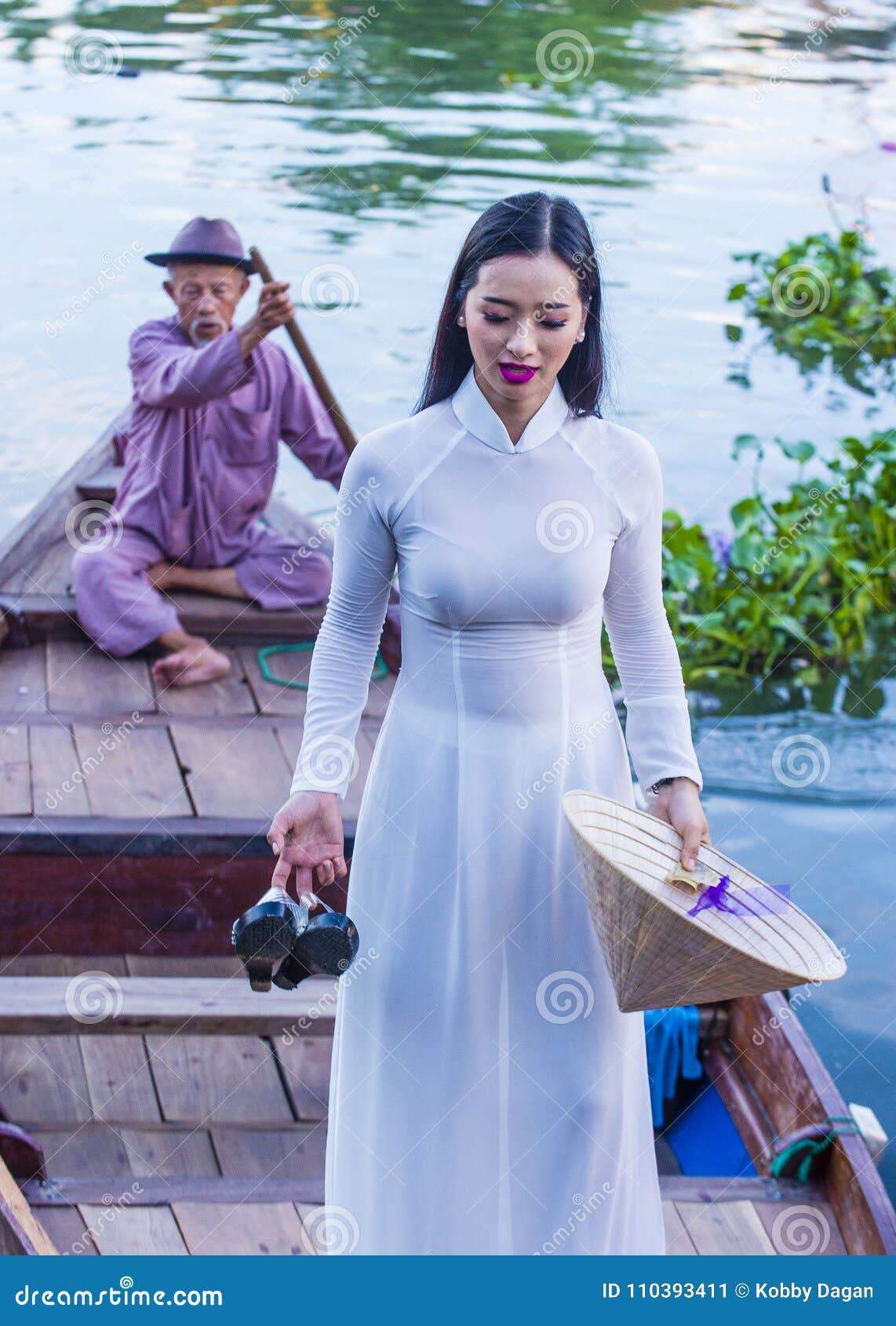 https://thumbs.dreamstime.com/z/vietnamese-woman-ao-dai-dress-hoi-vietnam-oct-vietnamese-woman-wearing-ao-dai-dress-mid-autumn-festiaval-hoi-110393411.jpg