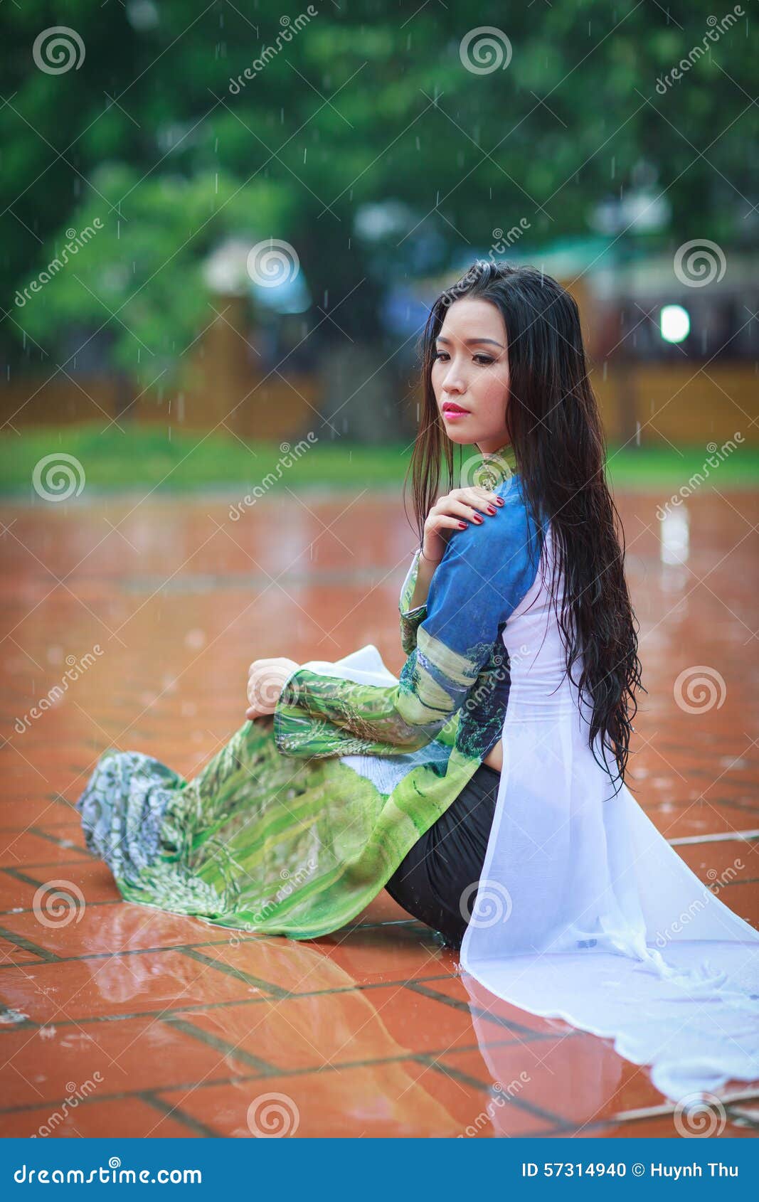 Vietnamese Women Wear Ao Dai Holding Umbrella In The Rain 