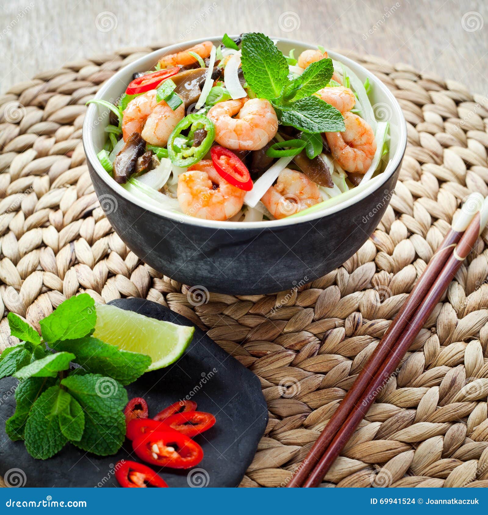 Vietnamesische Garnele, Garnele, Paprika Shiitake-Reisnudel Stockfoto ...