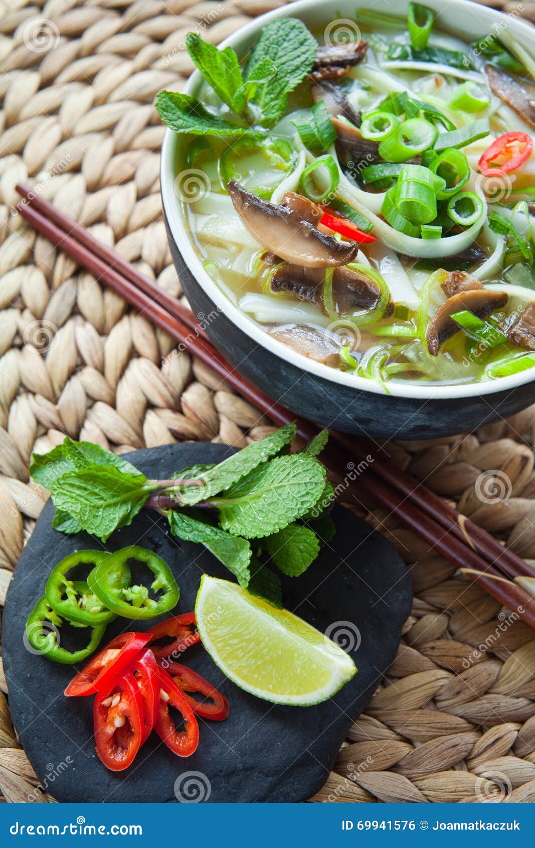 Vietnamesische Vegetarische Suppe Pho Tom Stockfoto - Bild von ... Vietnamesische Vegetarische Suppe Pho Tom Stockfoto - Bild von ...