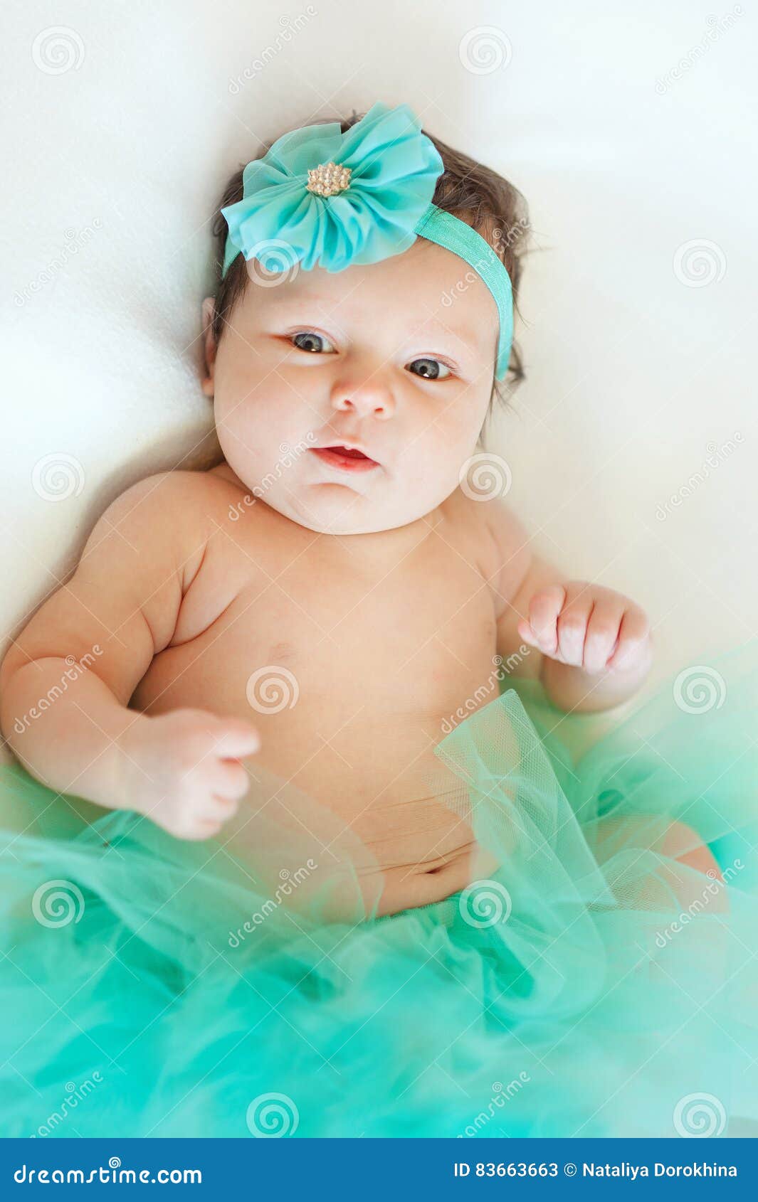 Vieux Bebe De Deux Mois Se Trouvant Vers Le Bas Portant Une Jupe Et Un Arc Dans Ses Cheveux Image Stock Image Du Amour Porte Vieux Bebe De Deux Mois Se Trouvant Vers Le Bas Portant Une Jupe Et Un Arc Dans Ses Cheveux Image Stock Image Du Amour Porte