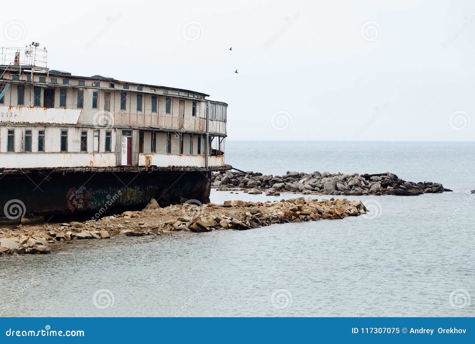 Vieux Bateau Abandonné Sur La Côte De La Mer Noire En Crimée - 