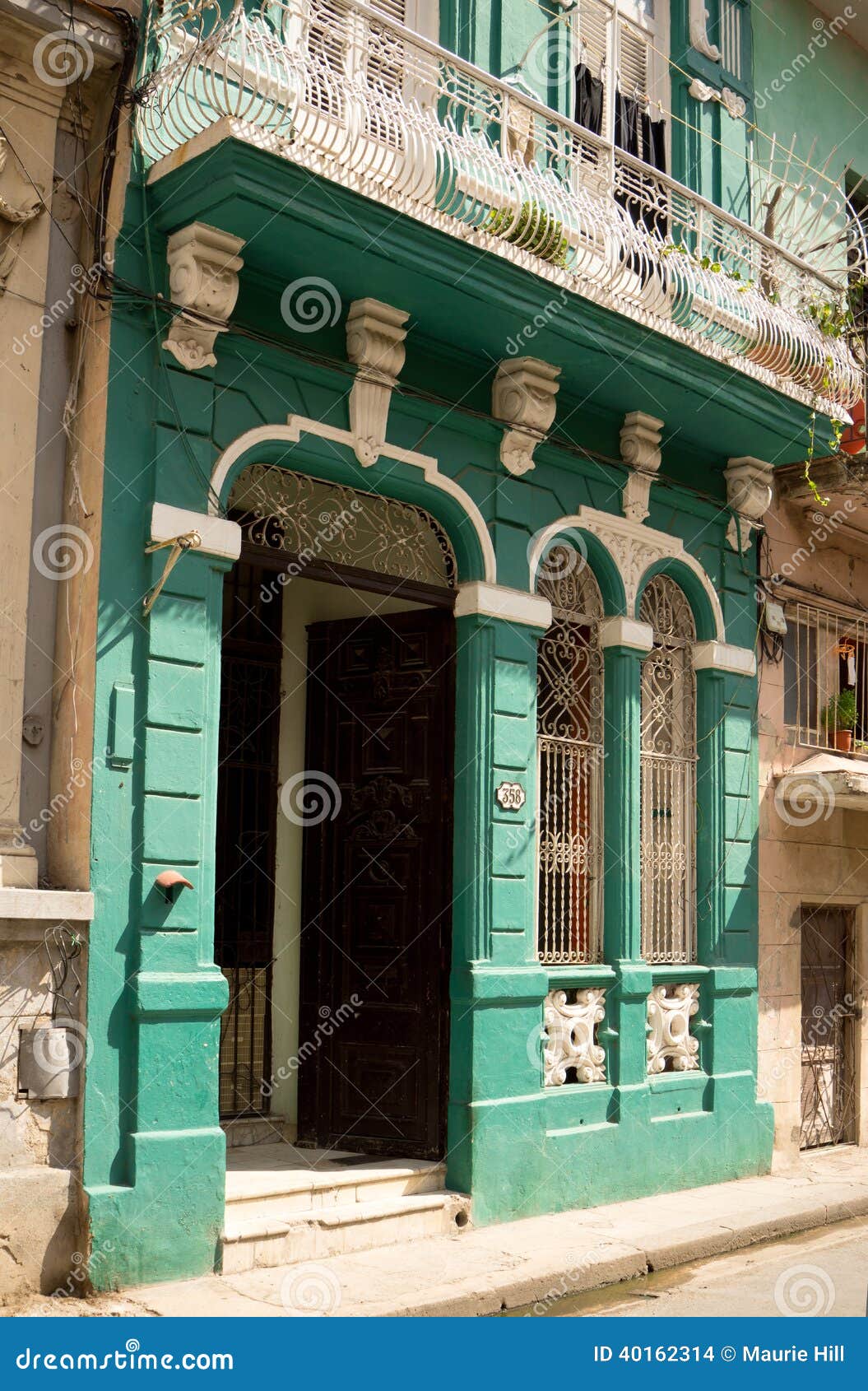 Vieux bâtiments à La Havane, Cuba. Un vieux bâtiment en Havana Cuba. Logement minutieusement décoré dans un quartier défavorisé