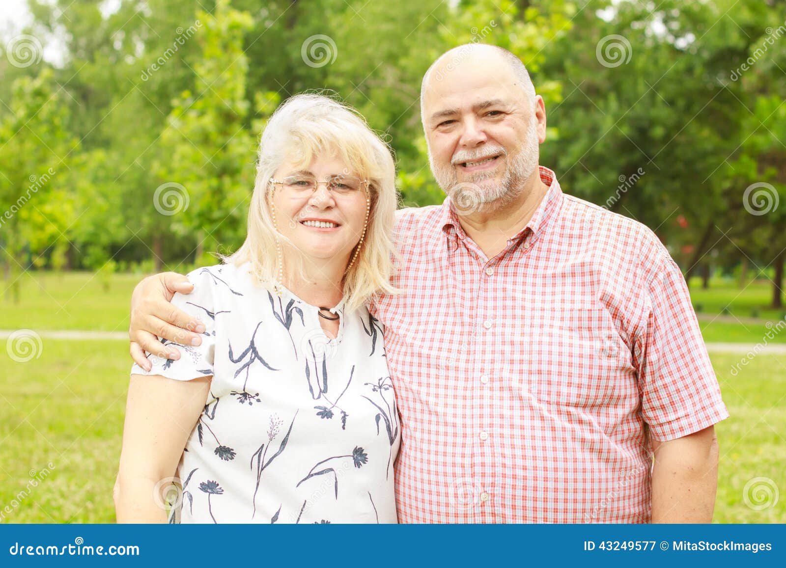 Vieux couples heureux. Portrait des couples supérieurs pluss âgé heureux en parc