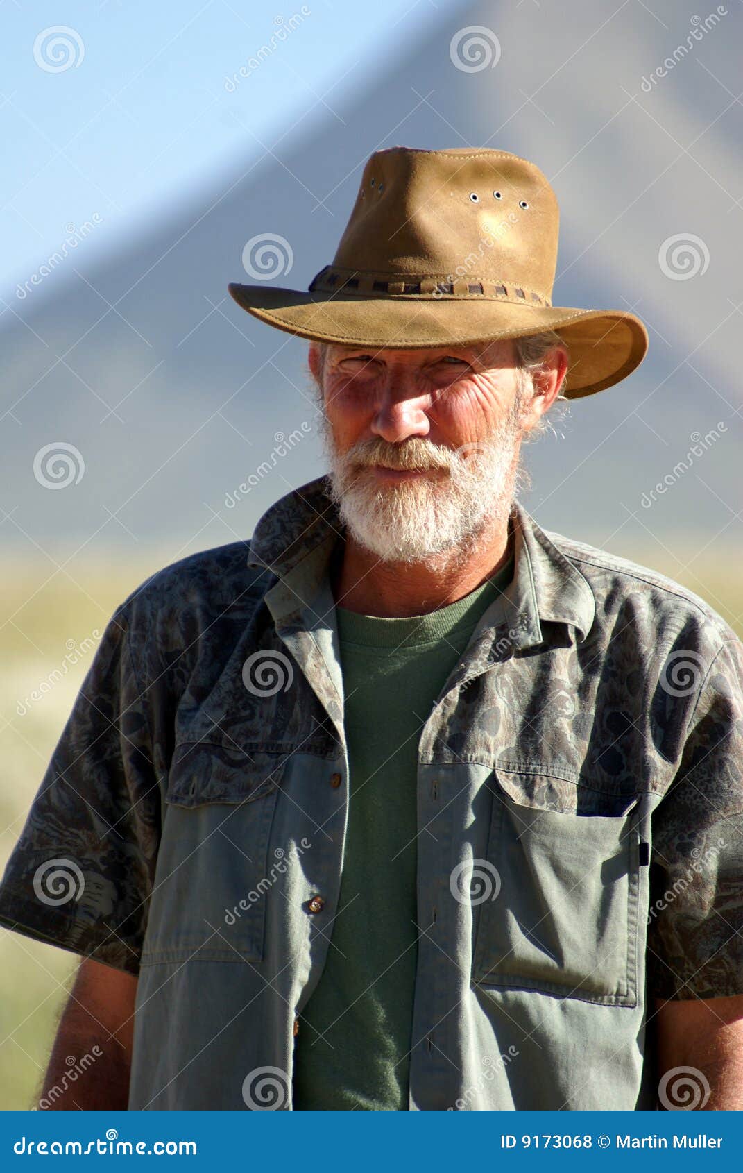Vieux fermier photo stock. Image du mûr, bronzé, froissé 9173068