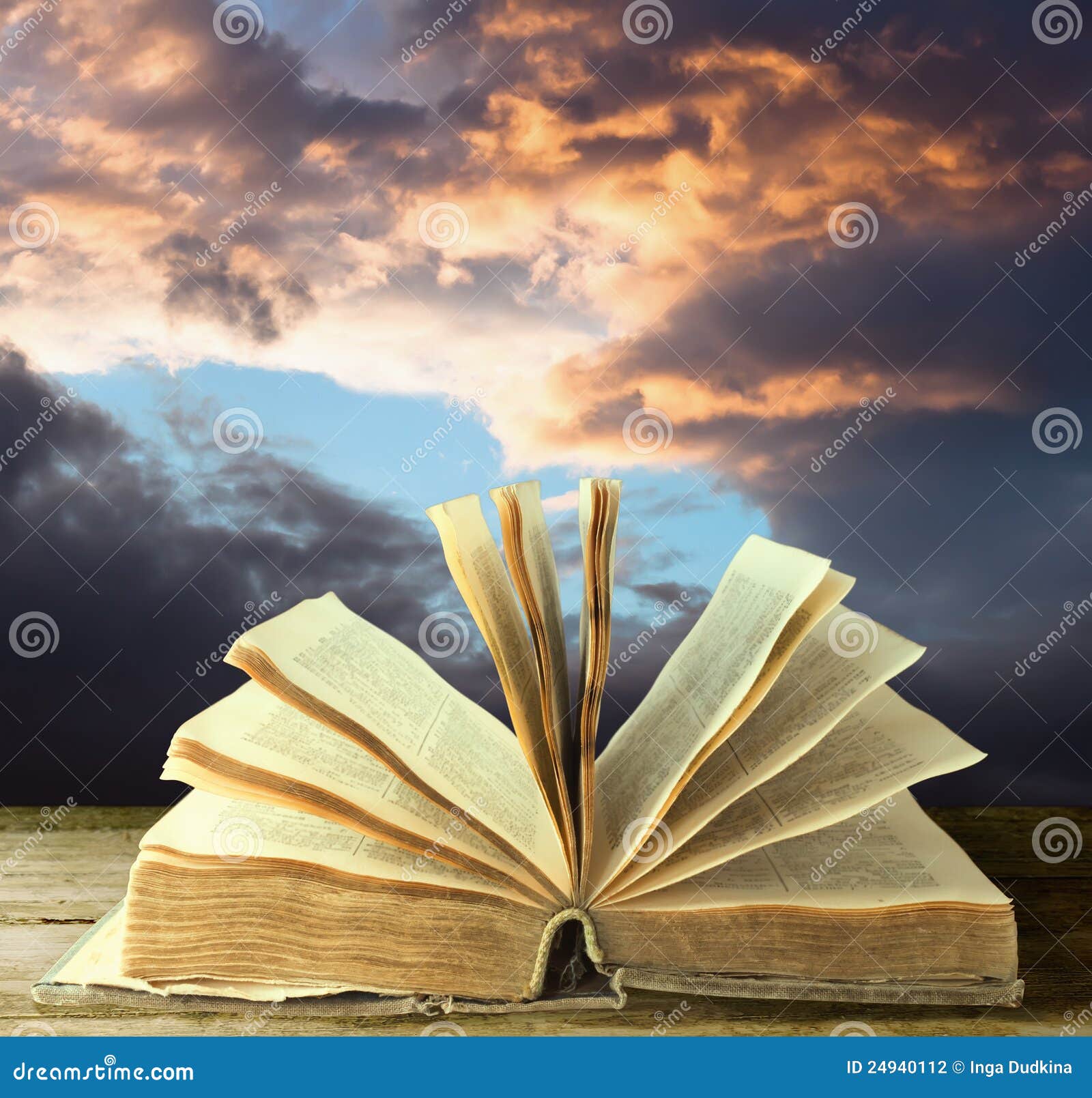  Vieux livre ouvert  photo stock Image du jour papier 