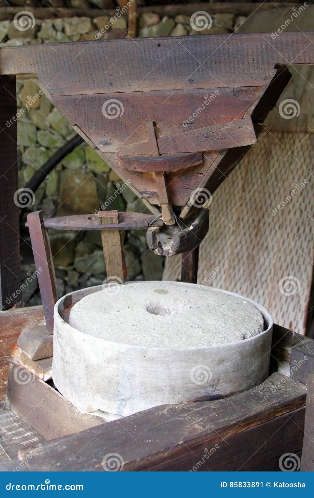 Vieux Mécanisme De Meule Dans Le Moulin à Eau Bulgare Etar