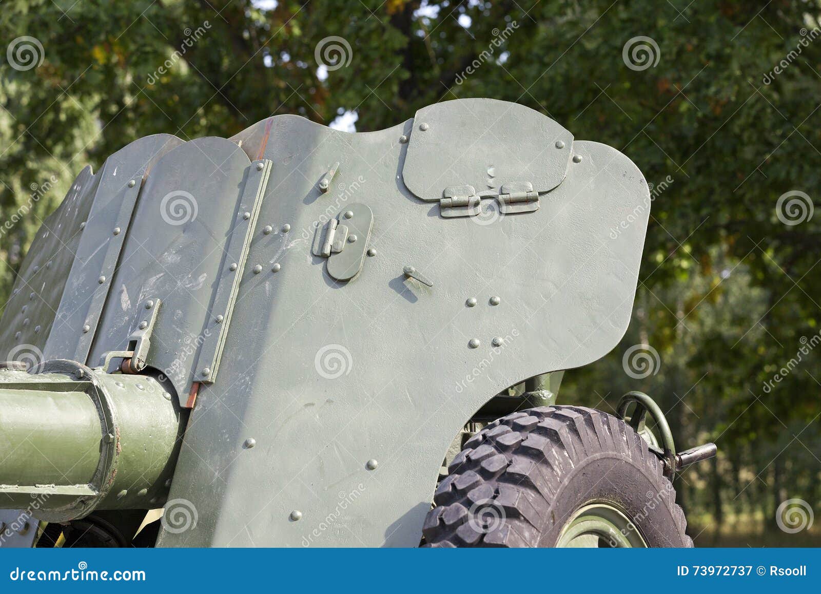 Vieux matériel militaire image stock. Image du jour, armée - 73972737