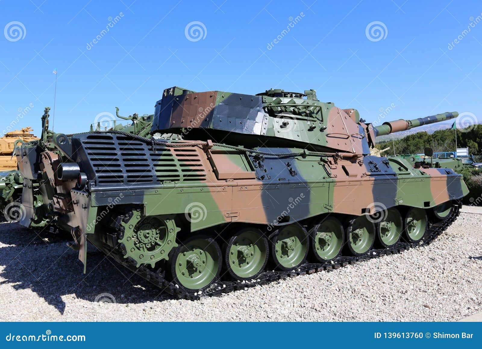 Vieux matériel militaire photo stock. Image du canon - 139613760