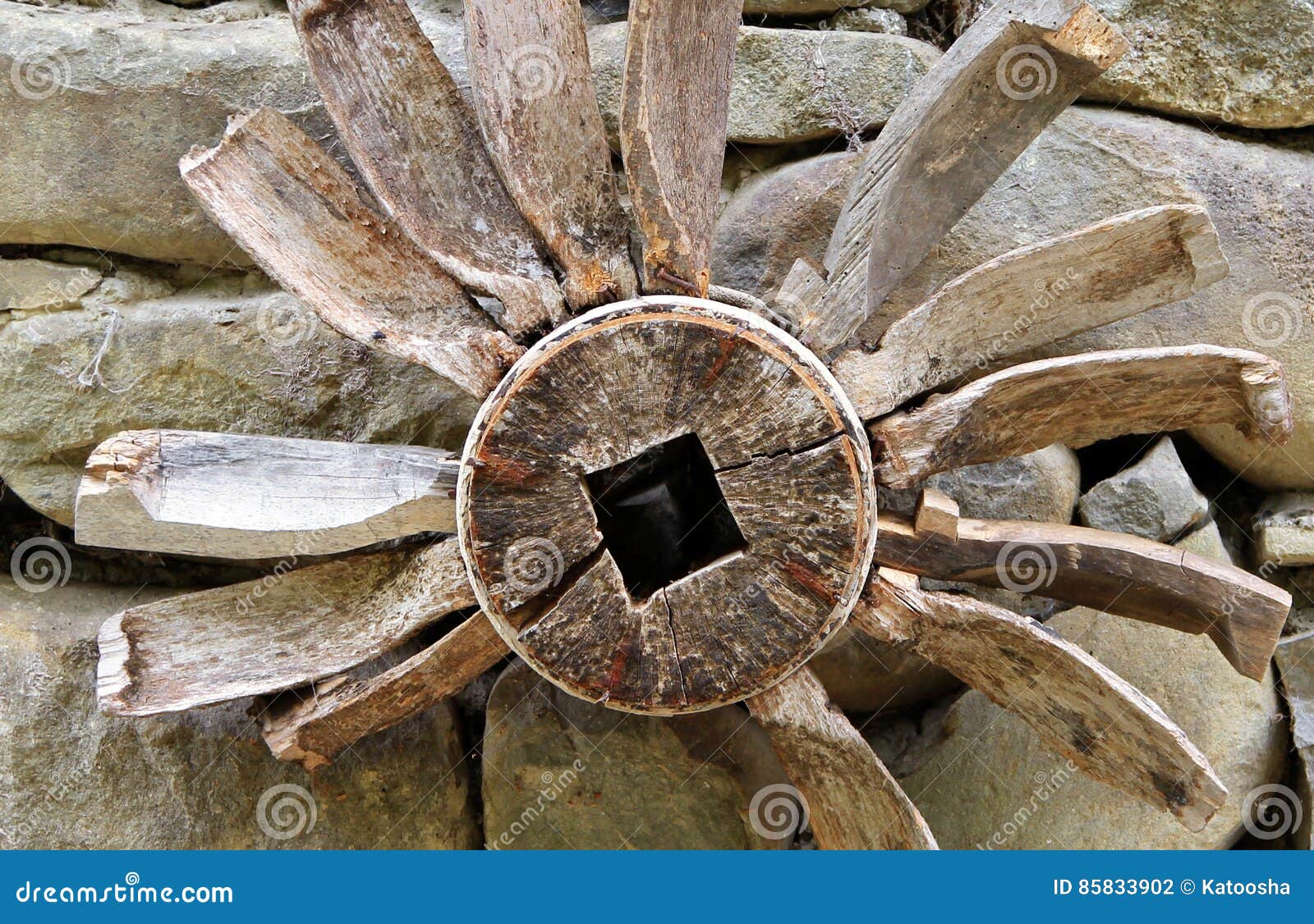 Vieux Morceau En Bois De Mécanisme De Moulin à Eau Dessus