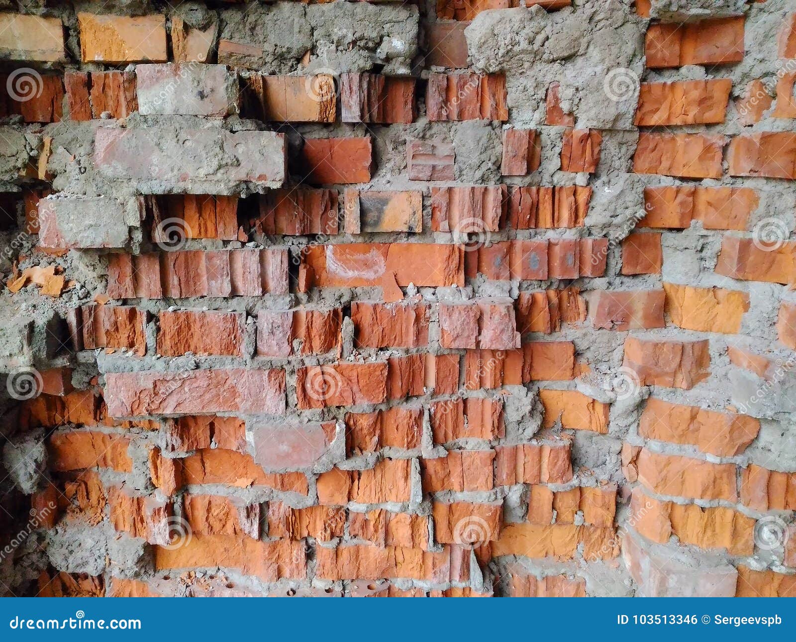 Vieux mur de briques. Mur inégal avec la brique ébréchée