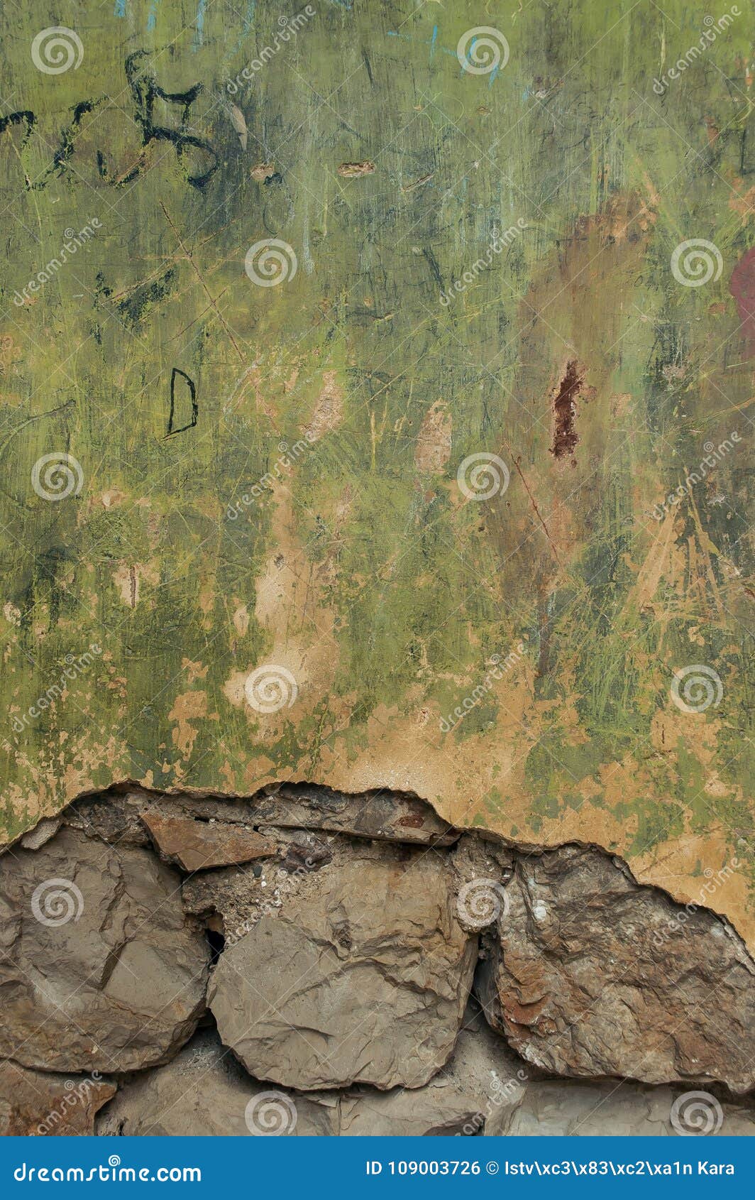 Vieux mur de vieilles périodes. Une pièce d'un vieux mur près de l'entrée principale du bâtiment