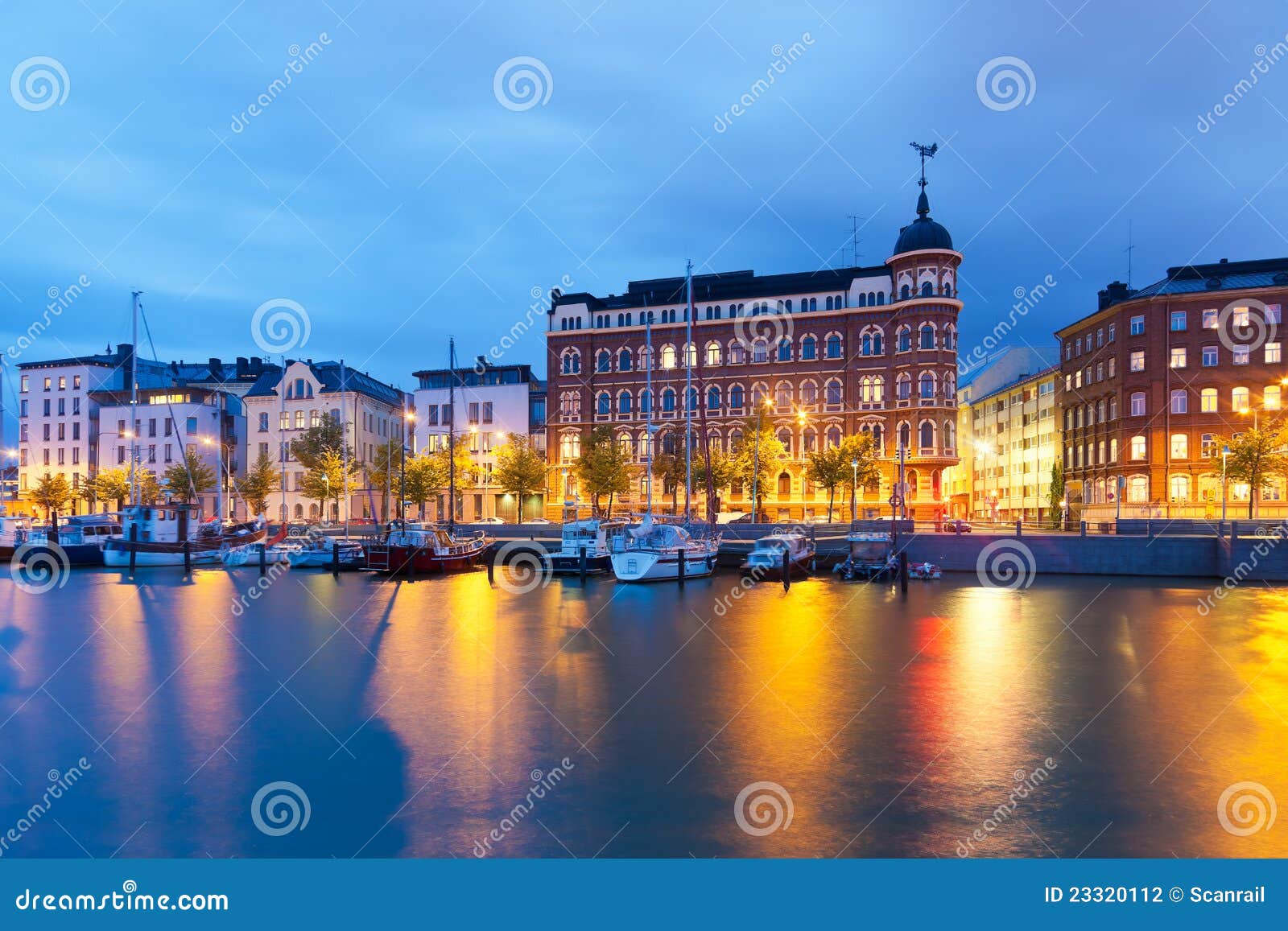 Panorama scénique de soirée du vieux pilier de ville à Helsinki, Finlande