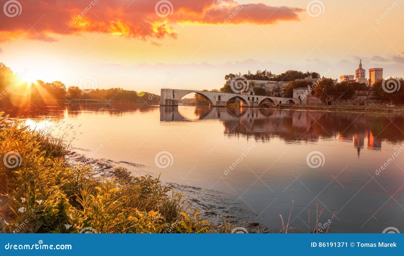 Vieux Pont Davignon Pendant Le Coucher Du Soleil En