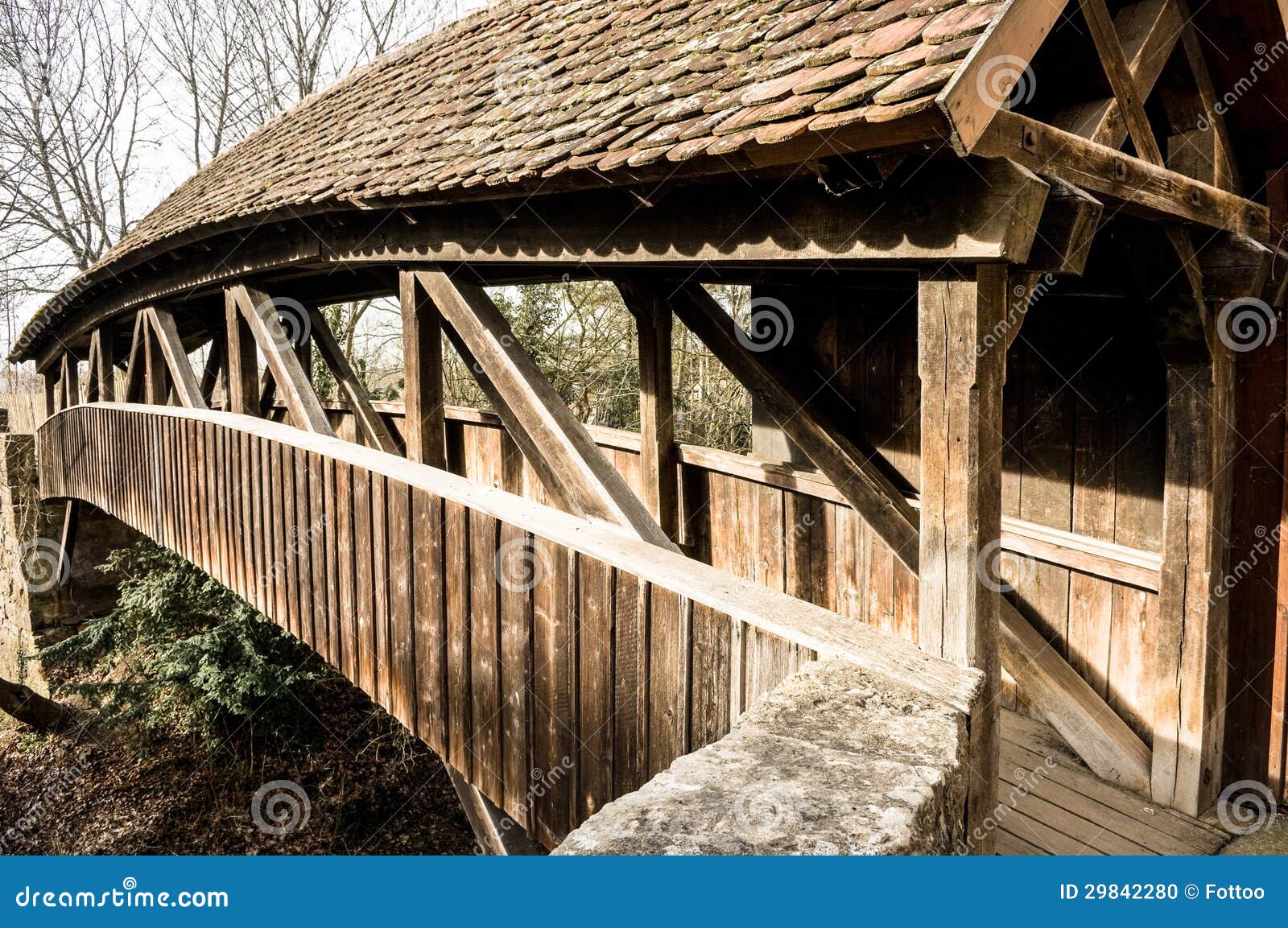 Vieux pont en bois photo stock. Image du couvert, gris - 29842280