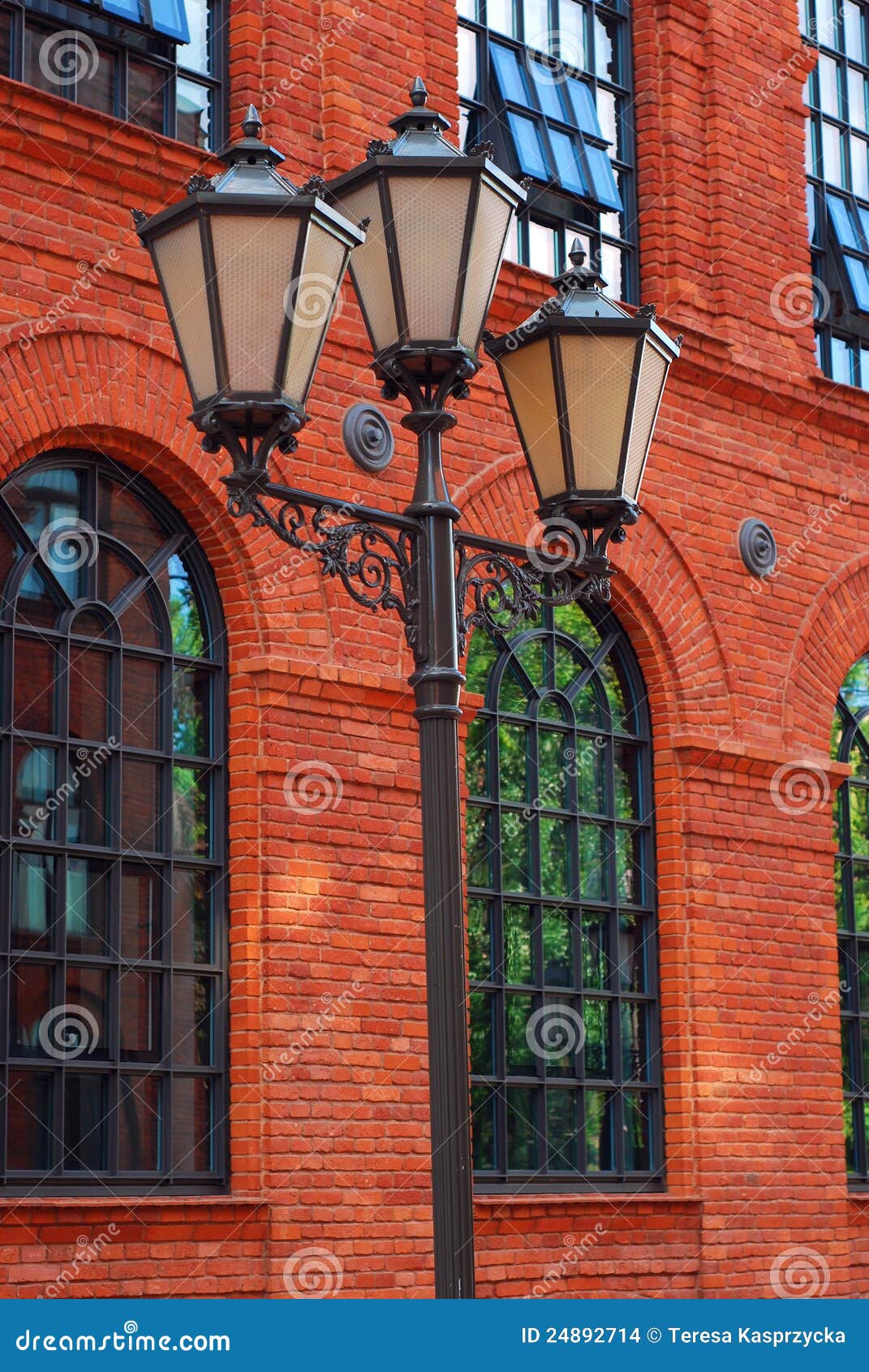 Vieux poteau de lampe de réverbère dans Manufactura. Vieux poteau de lampe de réverbère de Beuatiful d'usine historique de Poznanski au centre-Manufactura de achat restauré à Lodz (Pologne)