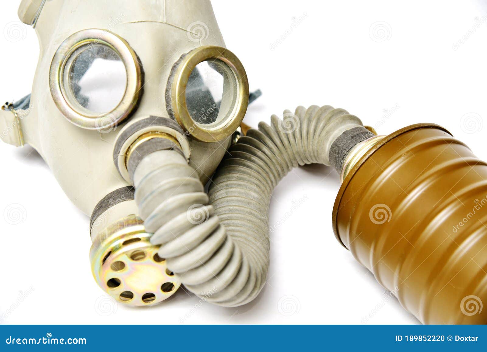 Vieux Respirateur Protégeant Un Masque à Gaz Chimique Avec Des Filtres De  Tuyau Pour Eux Sur Fond Blanc Photo stock - Image du protégez, fond:  189852220