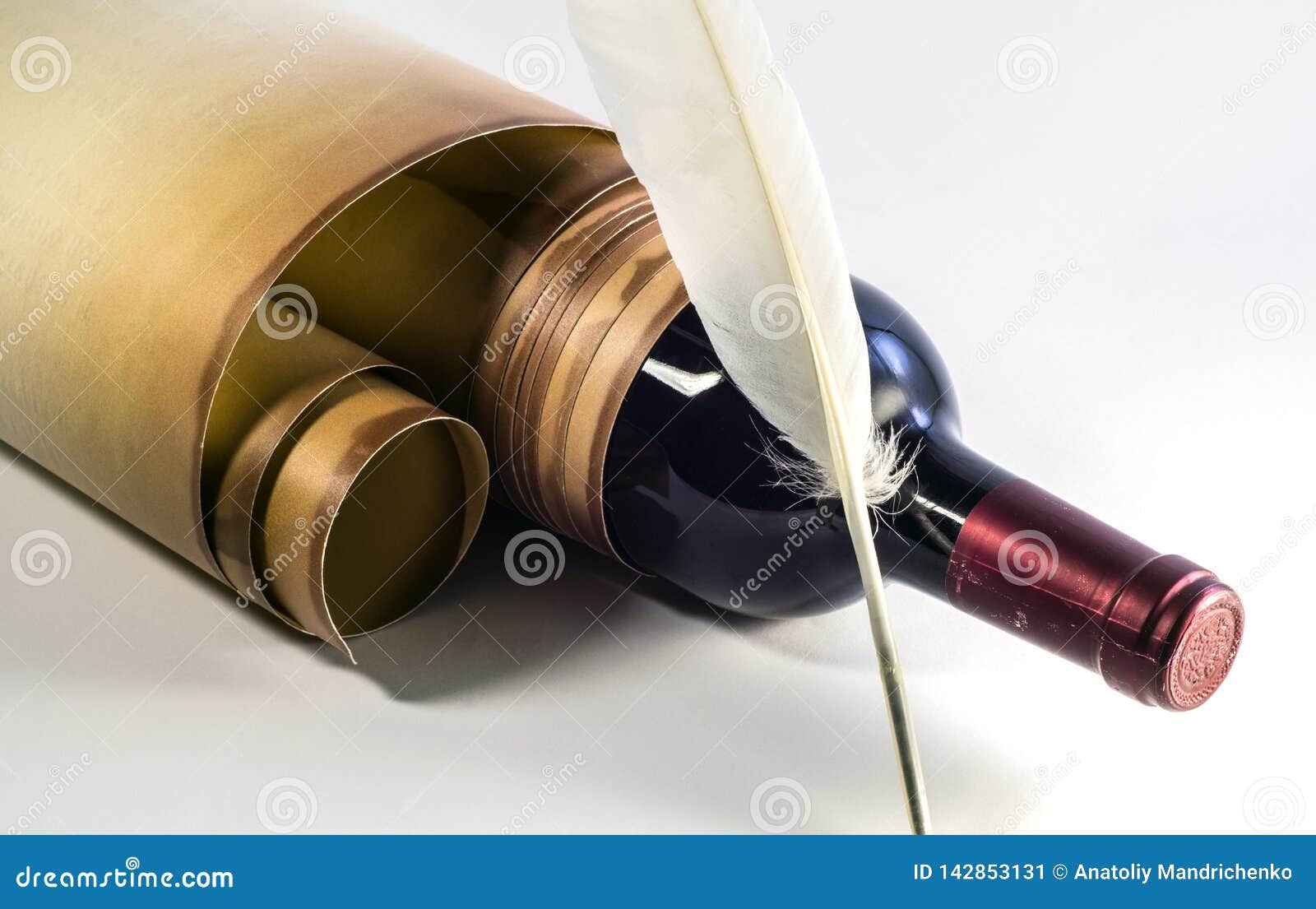 Vieux rouleau de papier, bouteille de vin, stylo de cannette sur un fond clair nClose-up Vue de ci-avant