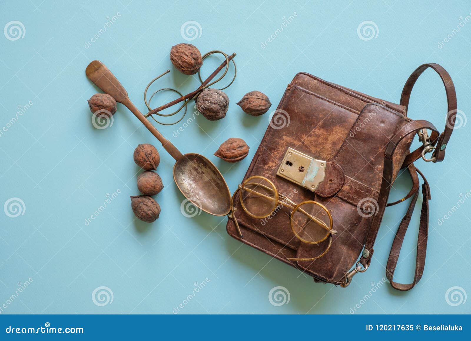 Vieux sac en cuir image stock. Image du argent, accessoire - 120217635