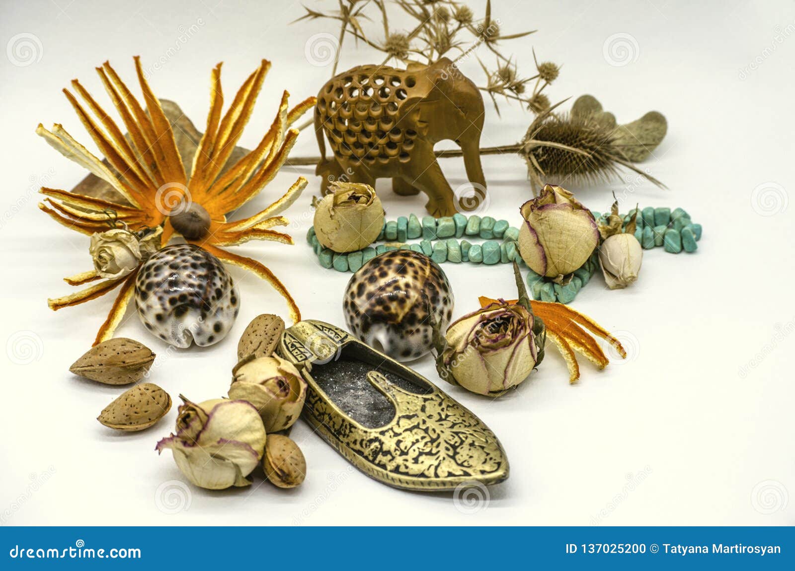 Vieux souvenirs orientaux d'éléphant en bois, perles de turquoise, pantoufle en laiton sous forme de cendriers, bourgeons secs, é