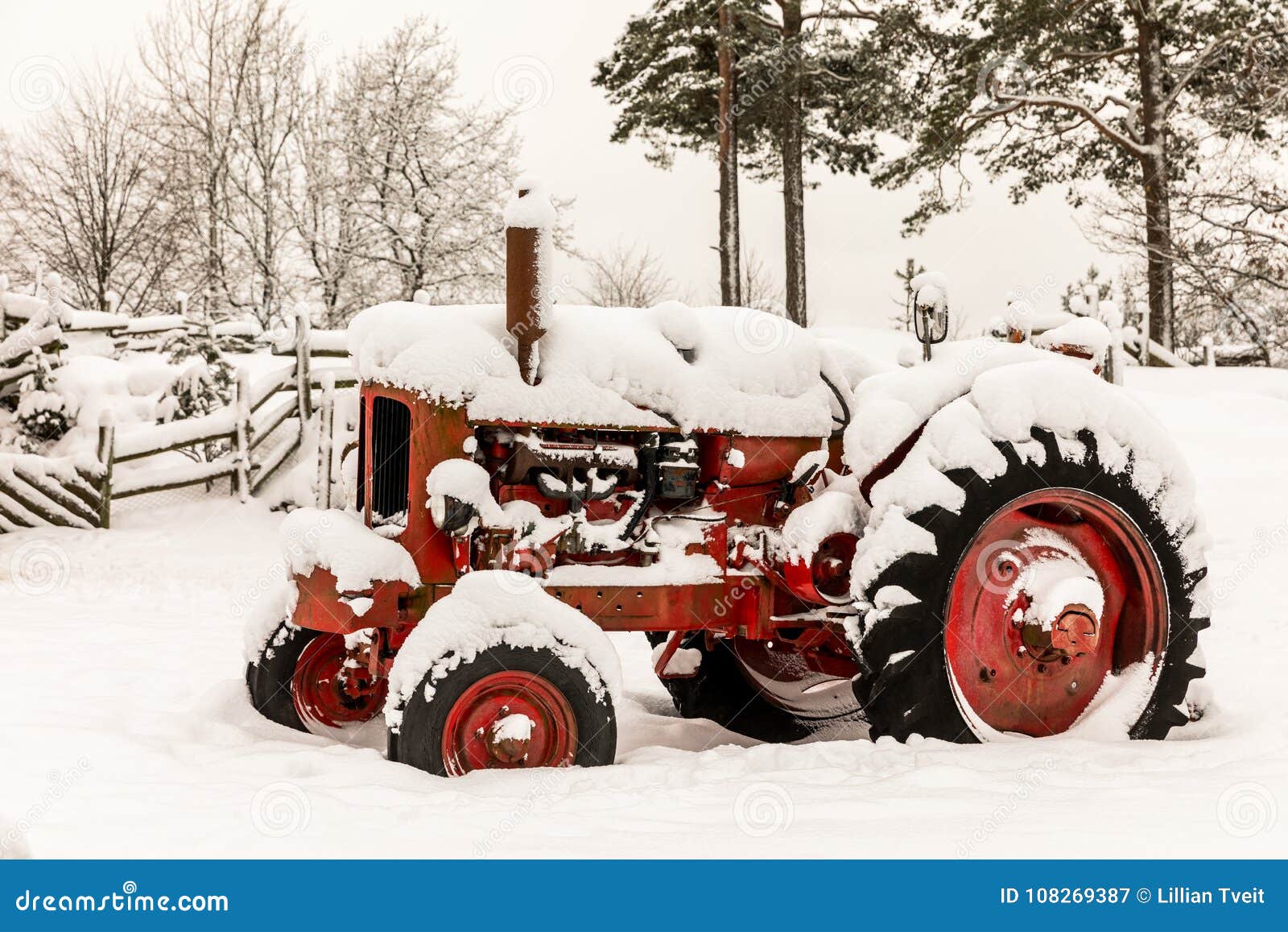 Vieux Tracteur Rouge Couvert Dans La Neige Image stock - Image du couvert,  vieux: 108269387