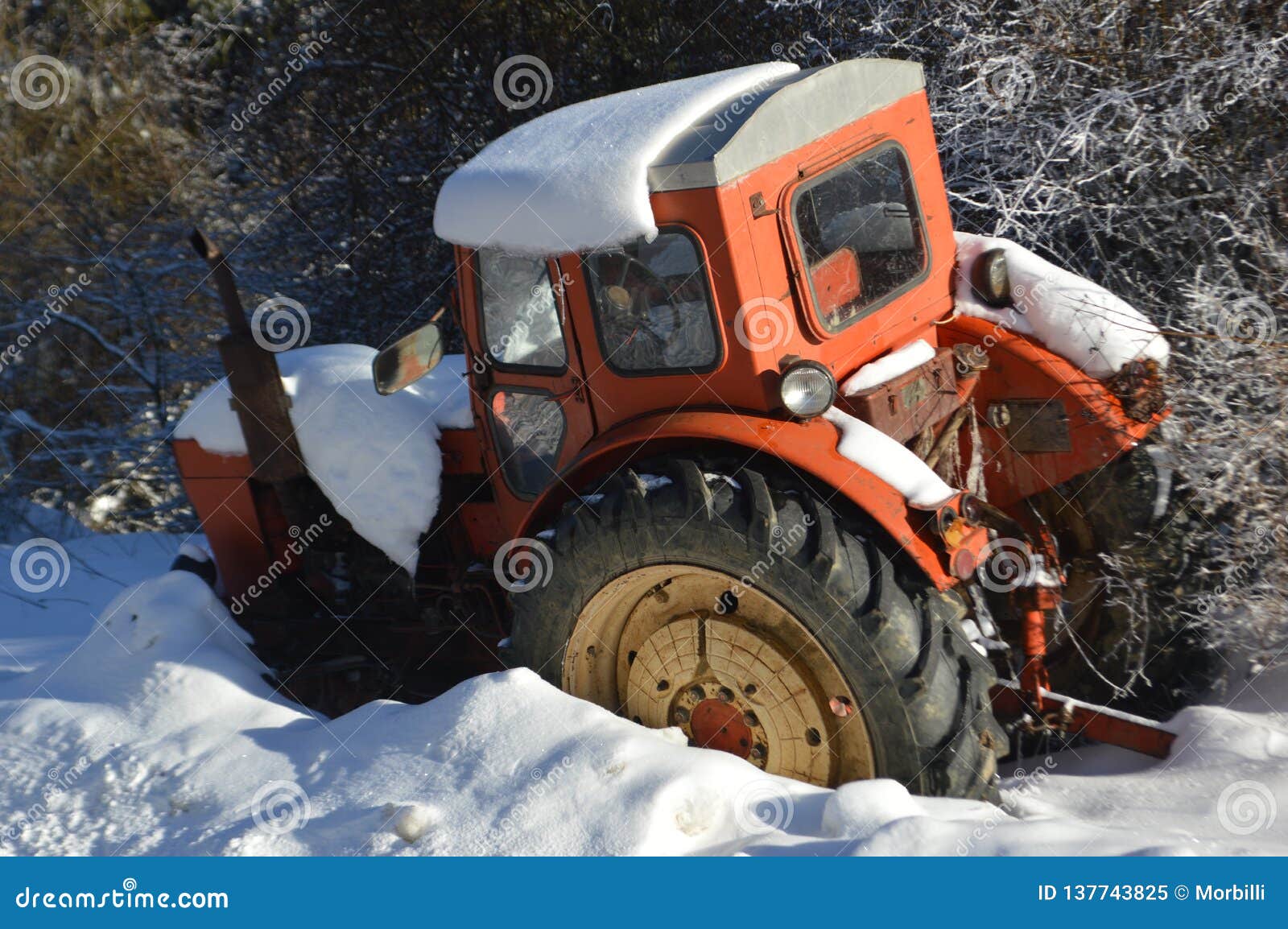 Vieux Tracteur Rouge Couvert De Neige Image stock - Image du panne, hiver:  137743825