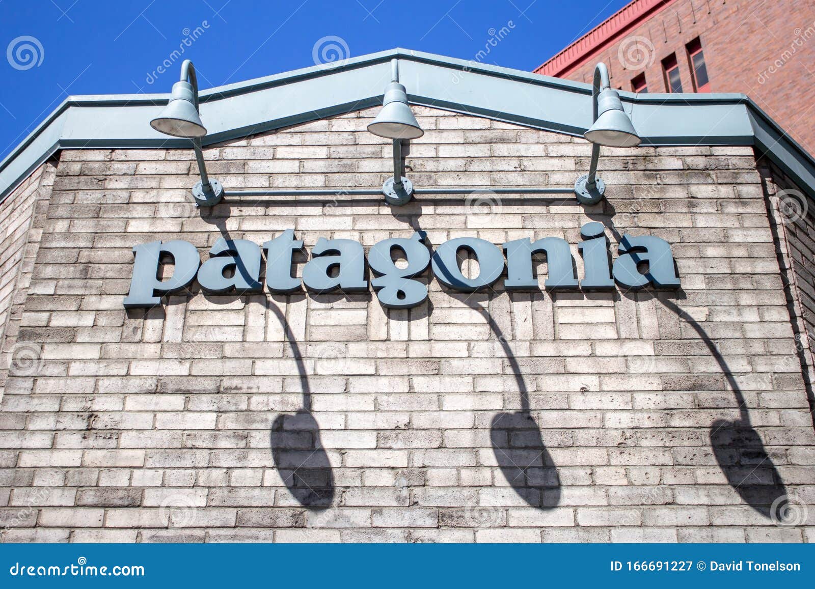 klistermærke myndighed for eksempel Patagonia sign editorial photography. Image of retail - 166691227