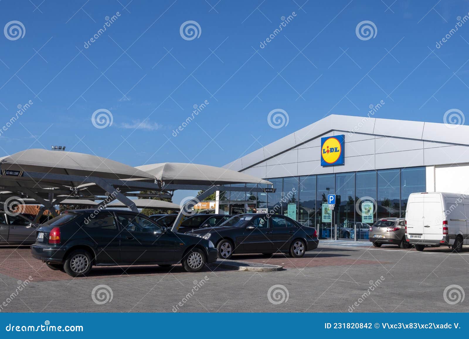 Baleinwalvis periscoop toren LIDL Supermarket in Portugal, German Global Discount. Saving Money Concept.  Editorial Photography - Image of covid, covid19: 231820842